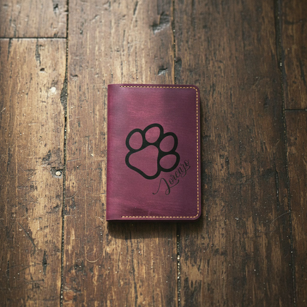 Dein Unikat: Handgefertigte Heimtierausweishülle aus Crazy Horse Leder – Gestalte sie selbst!