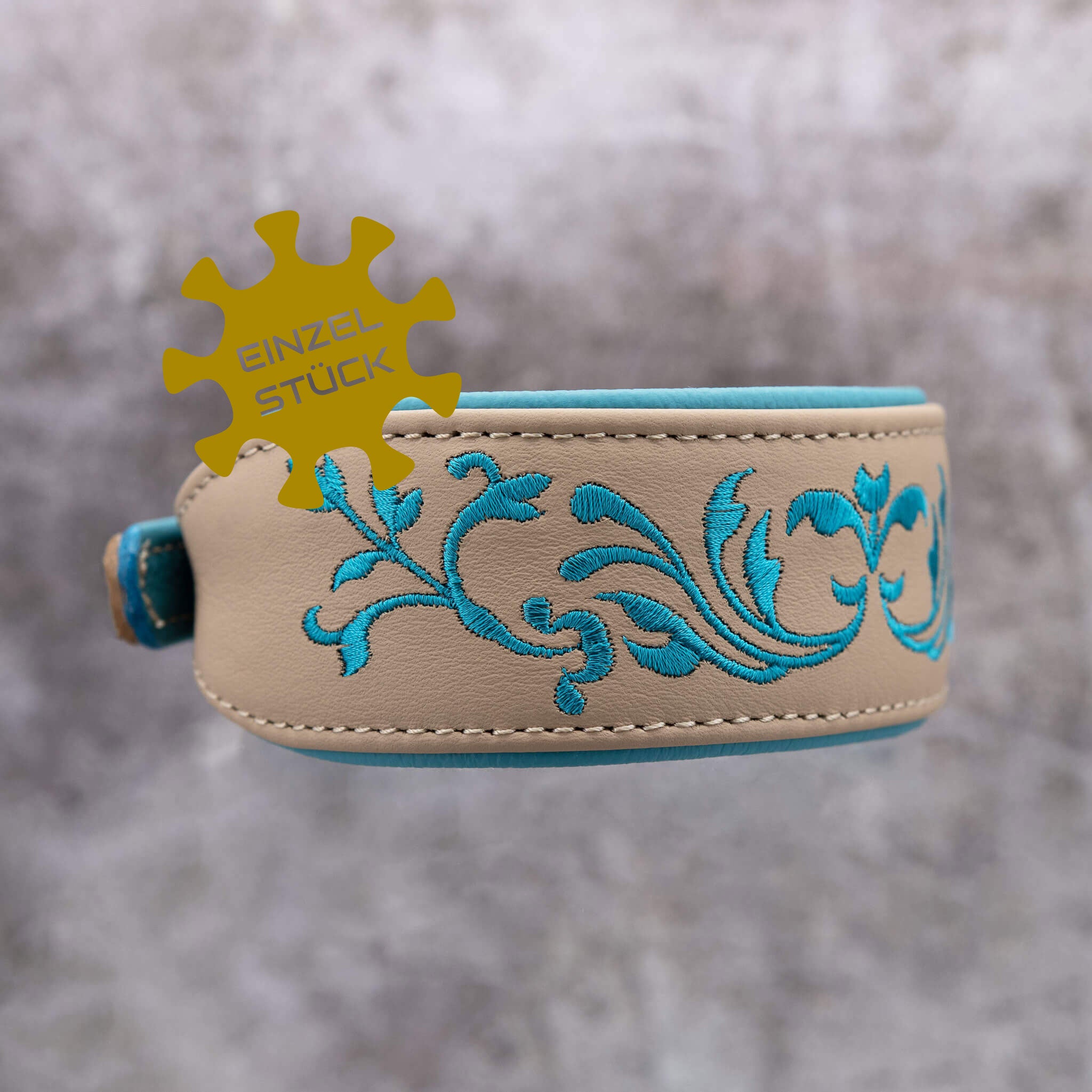 Elegante Ornament-Bestickung auf sandfarbenem Lederhalsband Einzelstueck