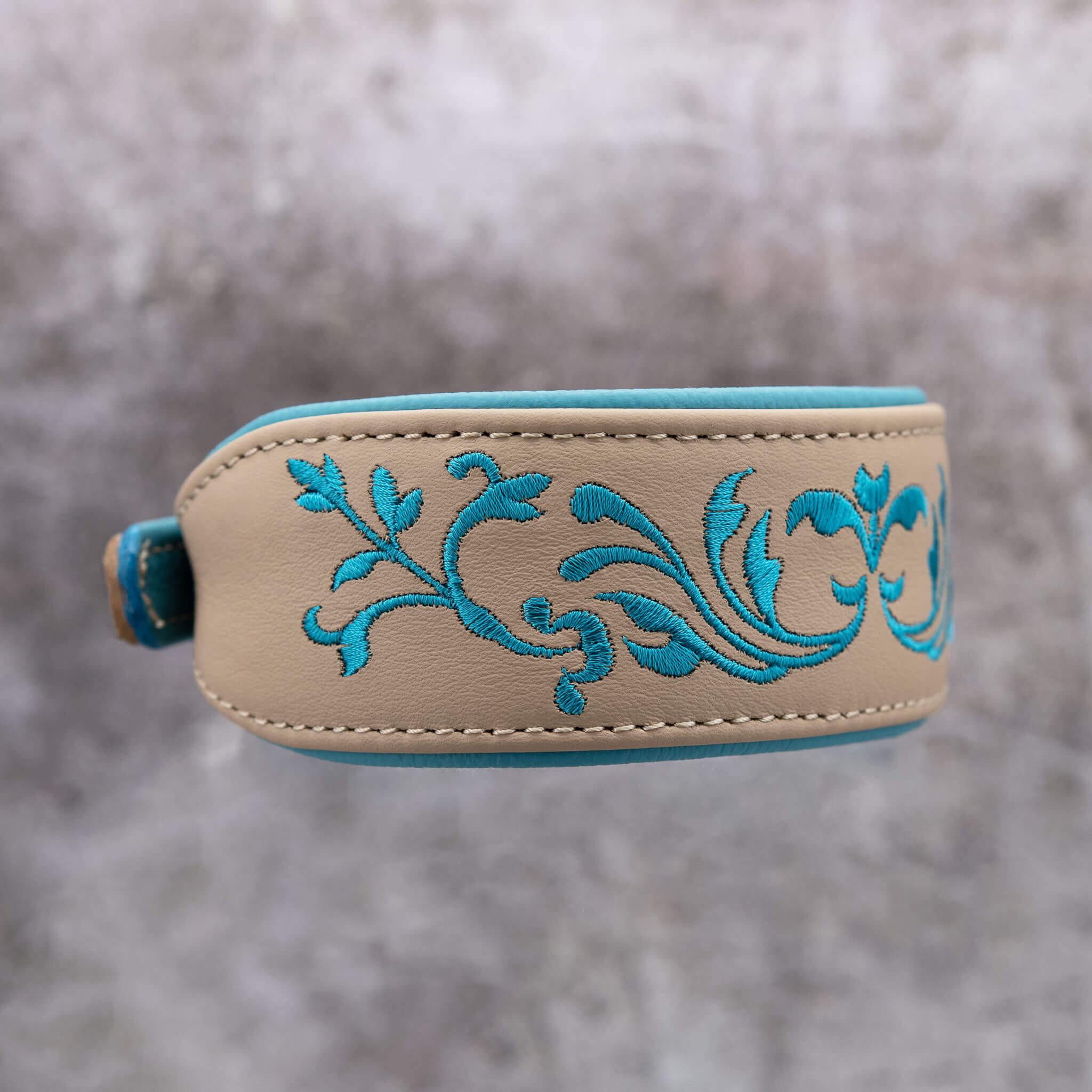 Elegante Ornament-Bestickung auf sandfarbenem Lederhalsband