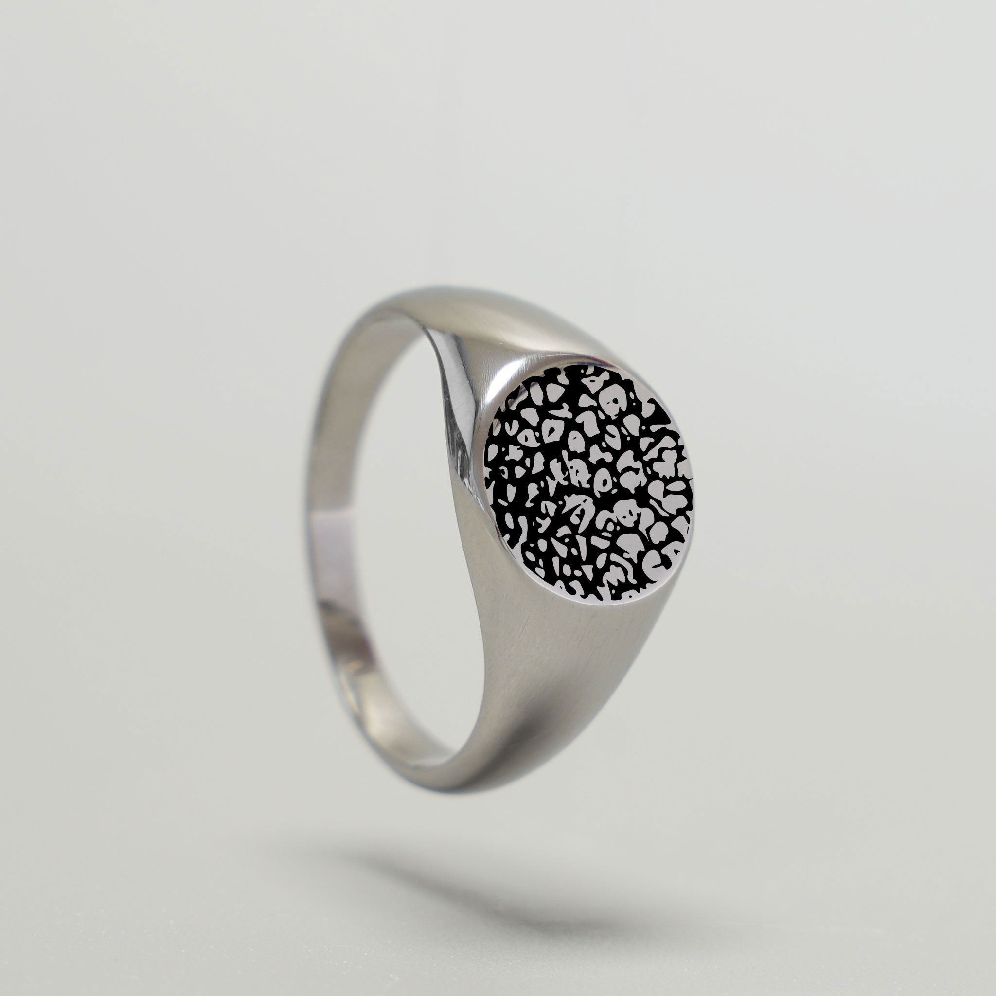 Detailaufnahme der Tiefengravur eines Tier-Nasenabdrucks auf einem Silberring