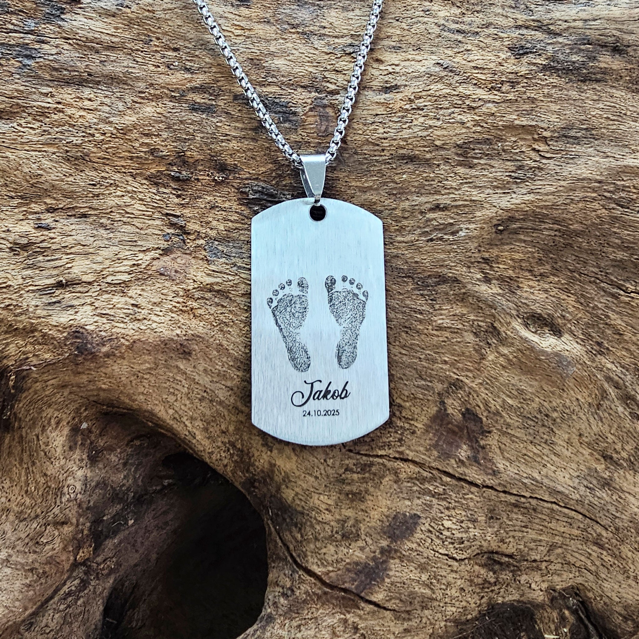 Personalisierter Dog Tag Anhänger mit Gravur an einer Venezianerkette auf Holz
