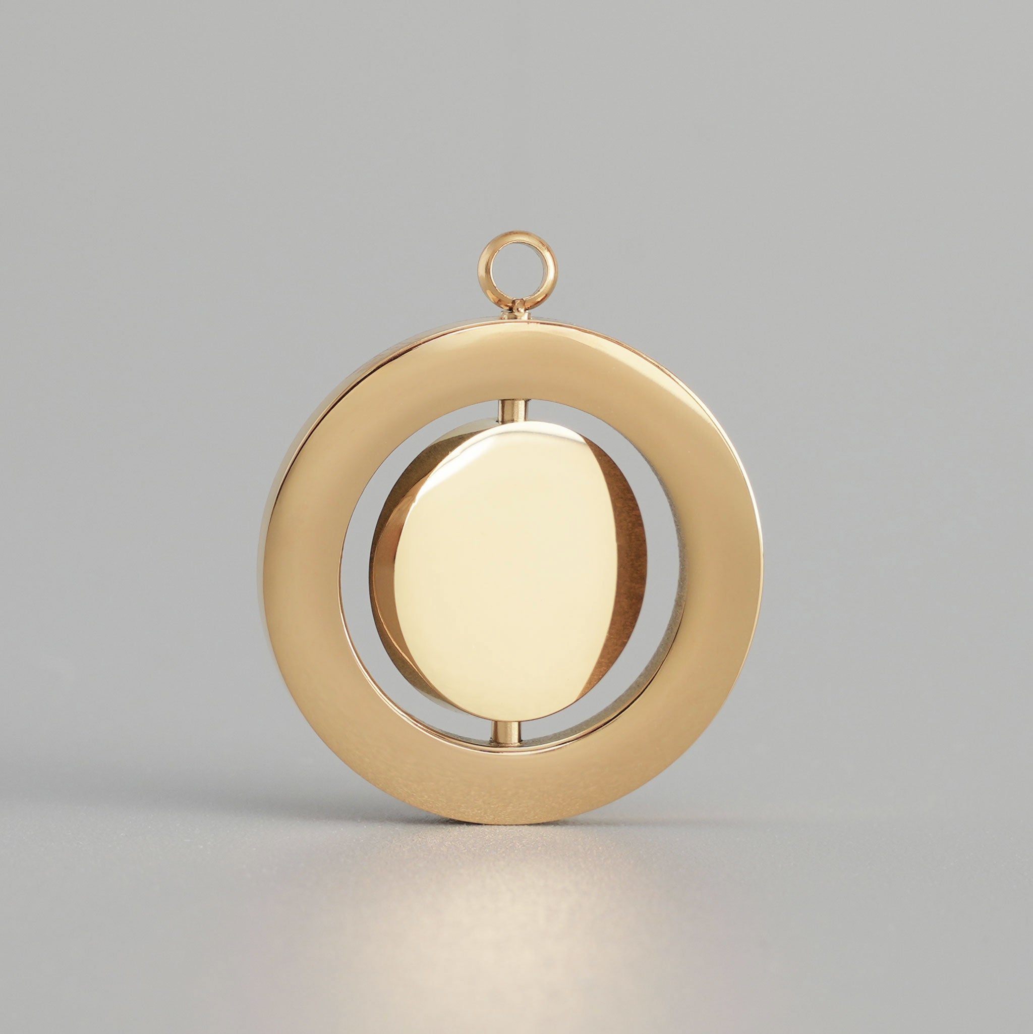 Hochglanzpoliertes Drehmedaillon aus Chirurgenstahl mit Goldlegierung 