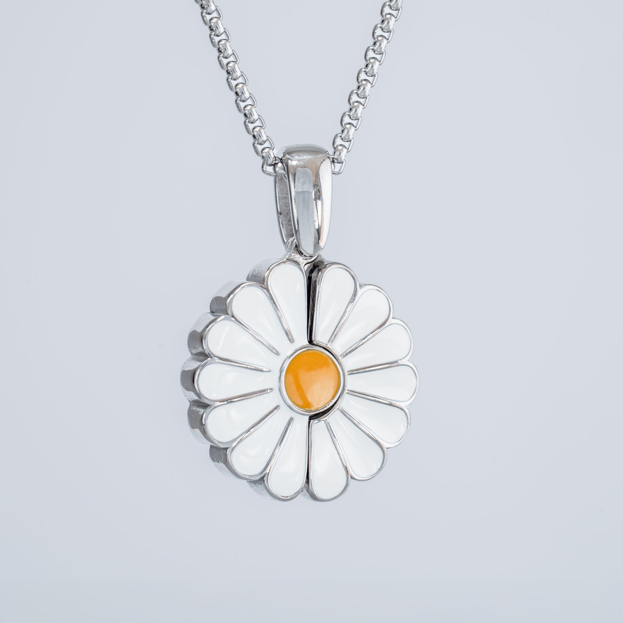 Detailansicht Margeriten Medaillon Silber mit gelber Blütenmitte