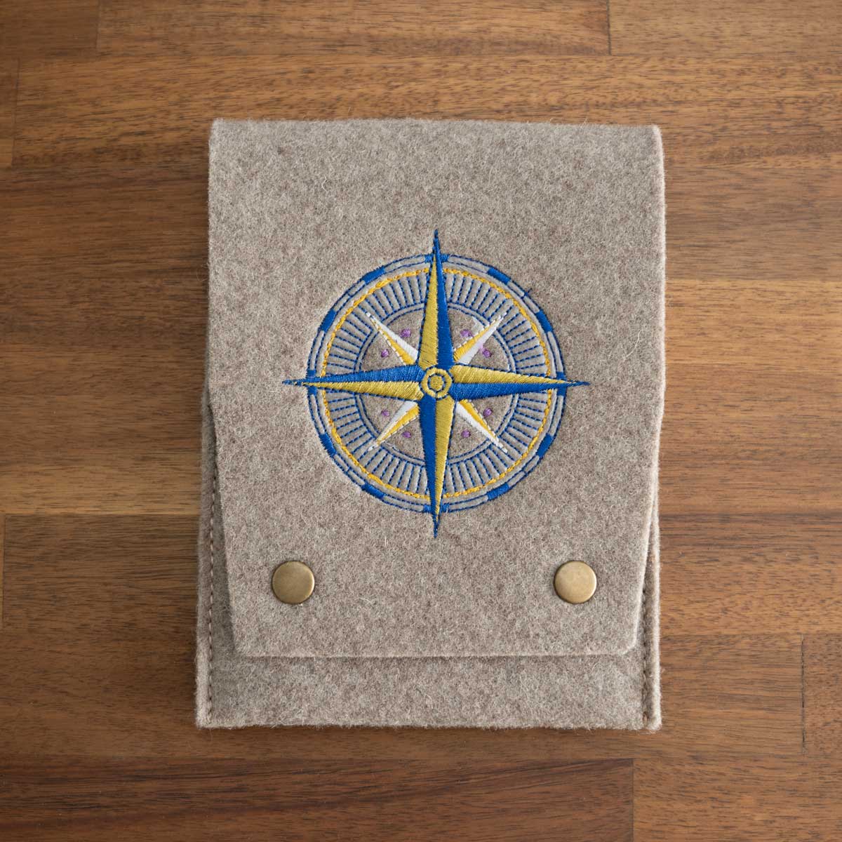 Geschlossene EU-Heimtierausweis Hülle Kompassrose aus beigefarbenem Wollfilz