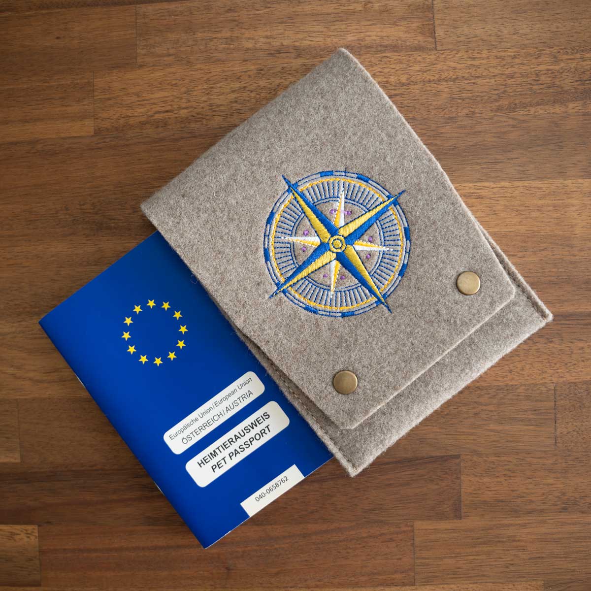 Handgefertigte Wollfilzhülle Kompassrose mit EU-Heimtierausweis daneben