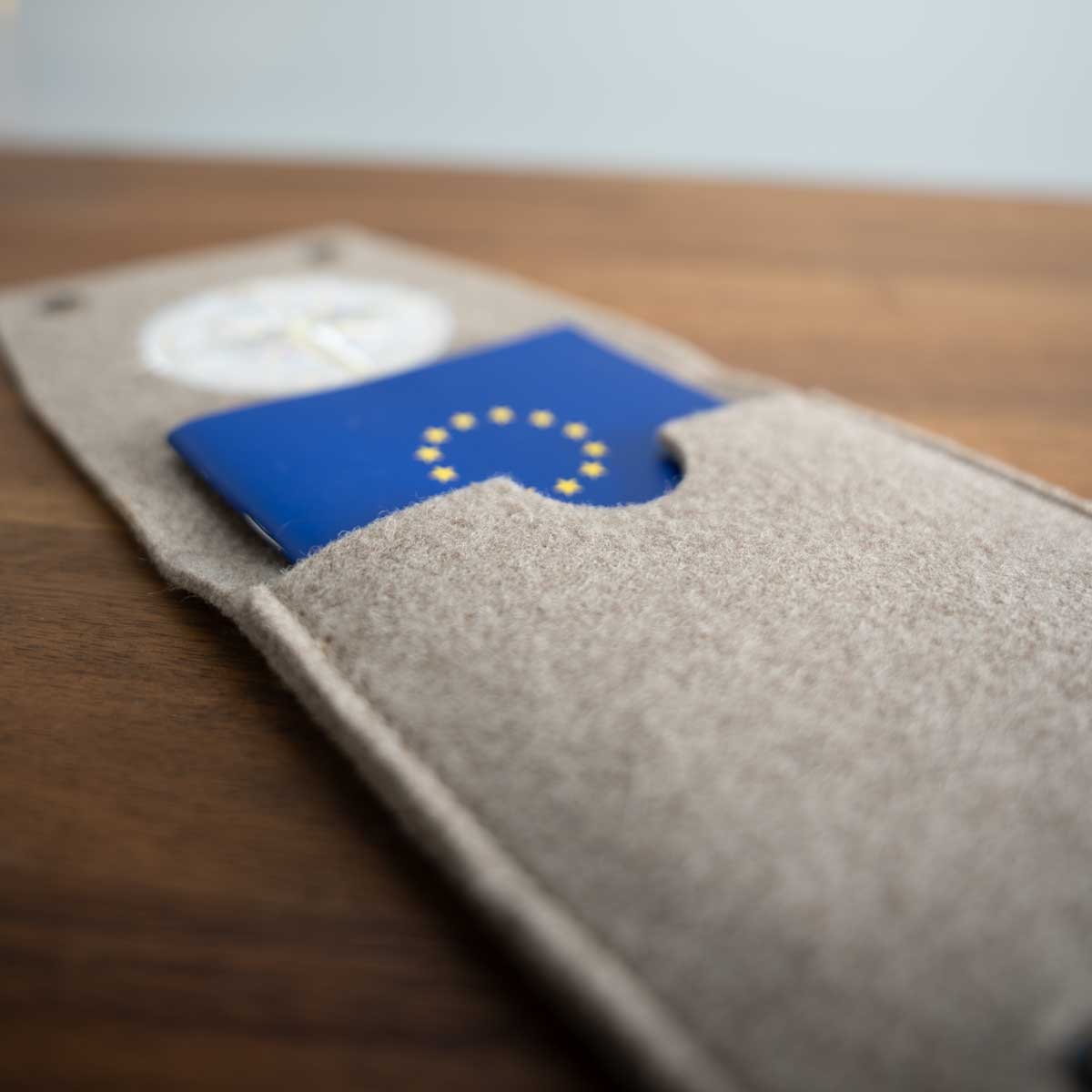 Einschub der beigefarbenen Wollfilzhülle für den EU-Heimtierausweis