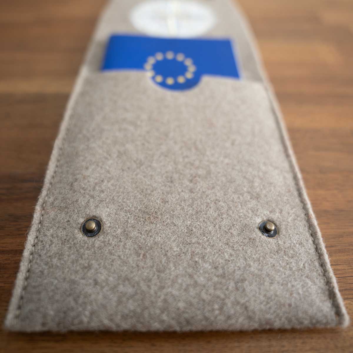 Offene EU-Heimtierausweis Hülle aus beigefarbenem Wollfilz mit Kompassrose-Stickerei