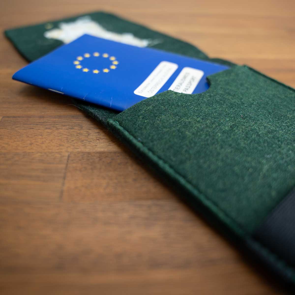 Detail der Einschubhülle aus dunkelgrünem Filz für den EU-Heimtierausweis