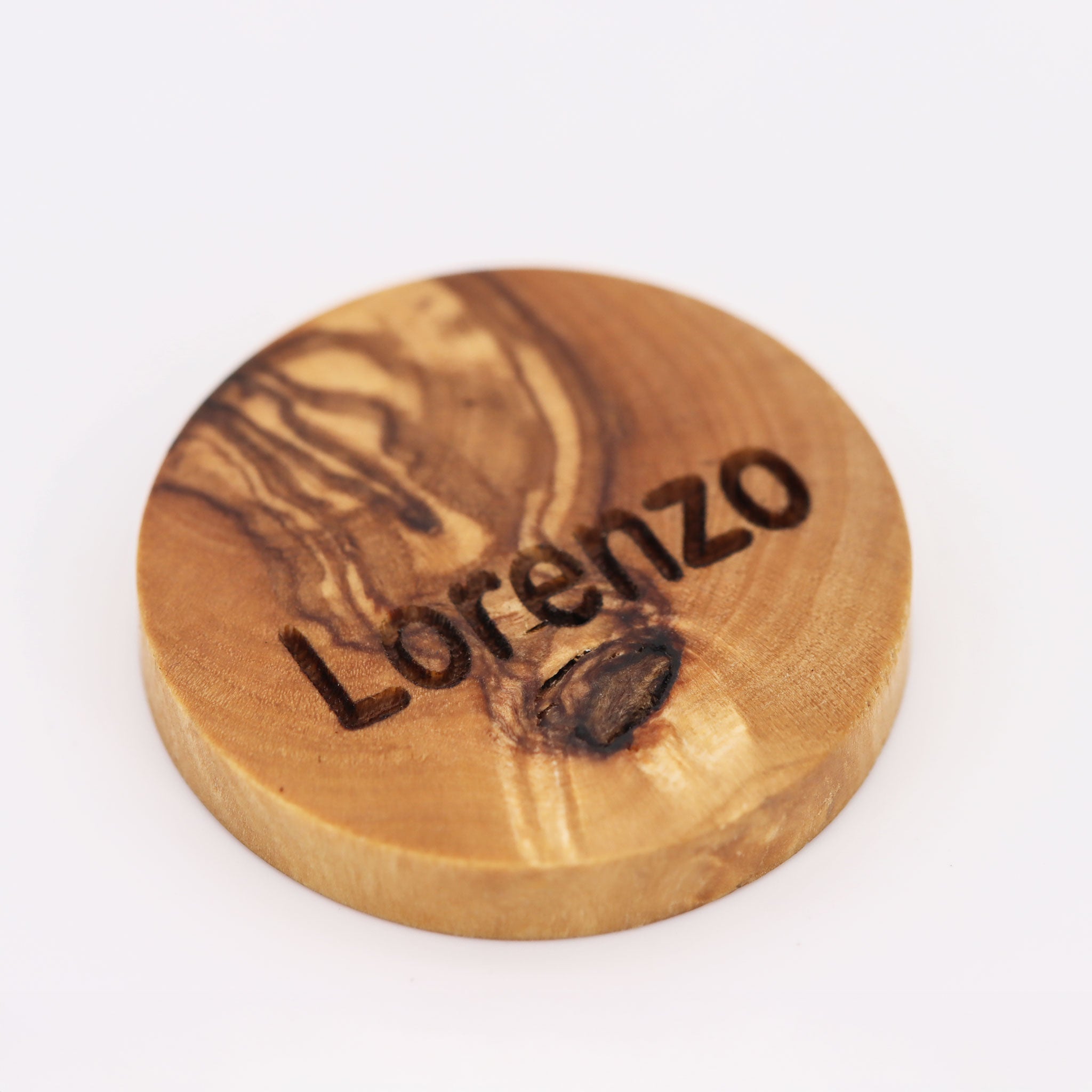 Detailansicht der Olivenholz-Hundemarke „Lorenzo“