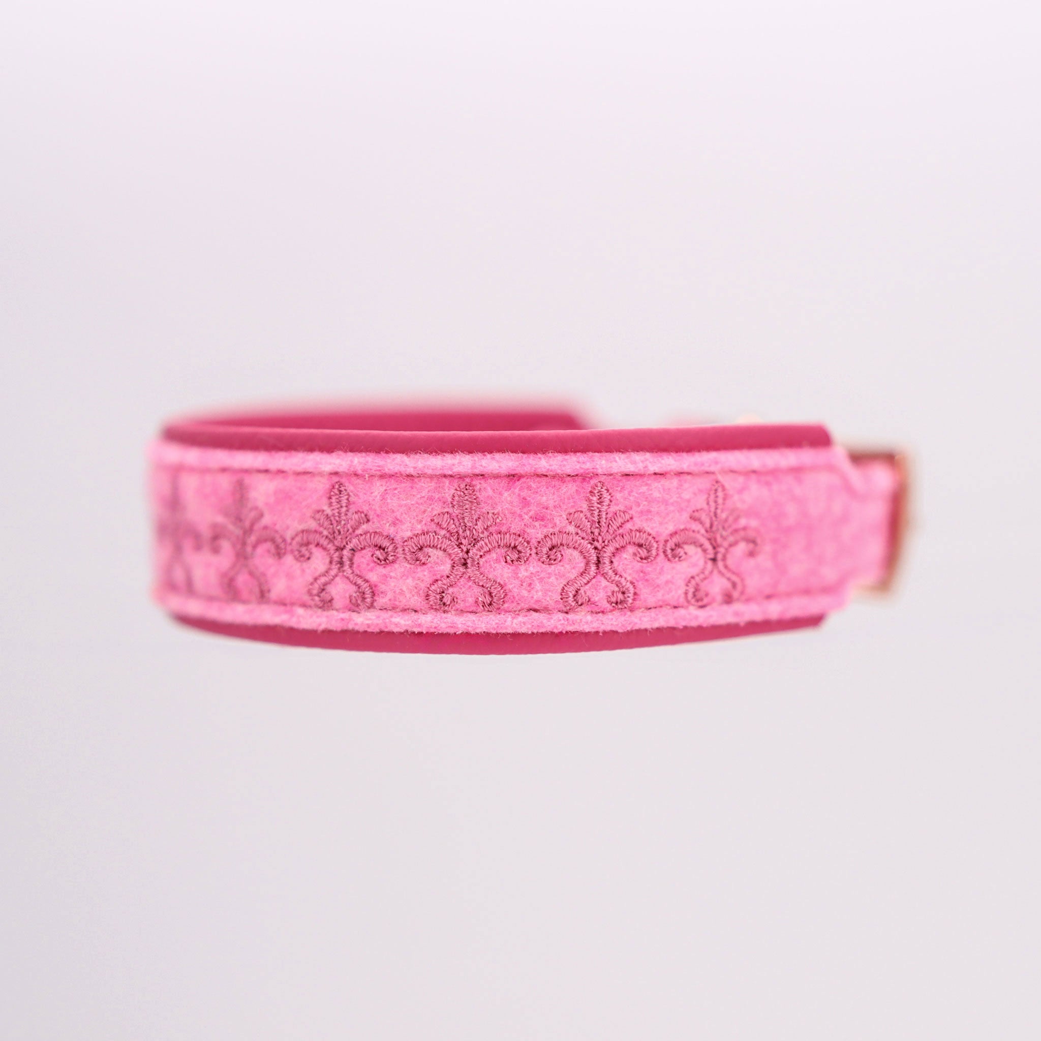 Seitenansicht des gebugten Hundehalsbands mit edlem Lilien-Motiv.