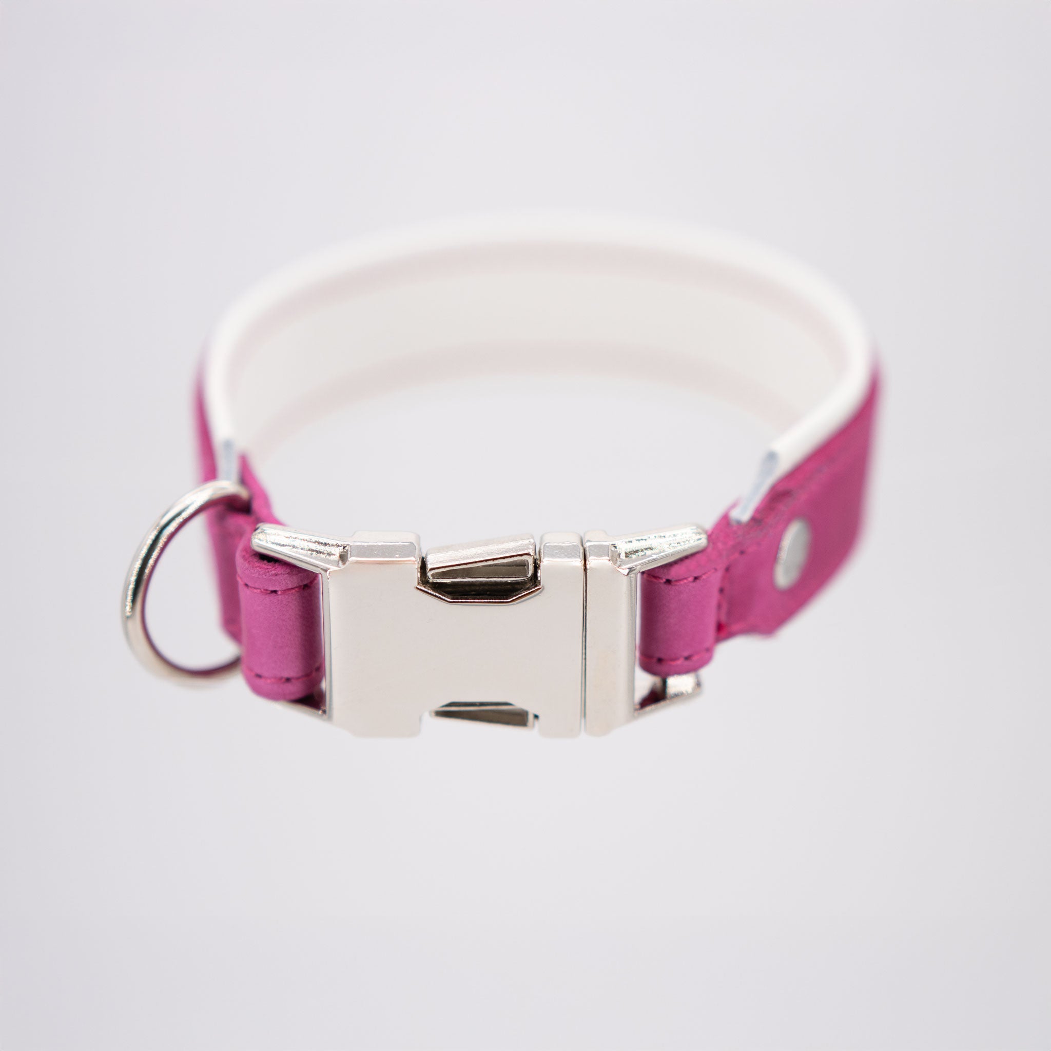 Seitenansicht des pinken Lederhalsbands mit Fokus auf den silbernen Steckverschluss und die hochwertige Verarbeitung.