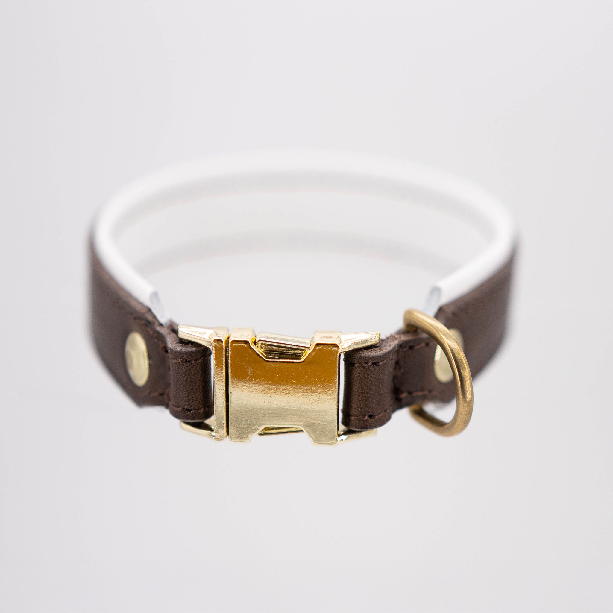 Detailansicht der Verjüngung und Steckverschluss des braunen Lederhalsbands