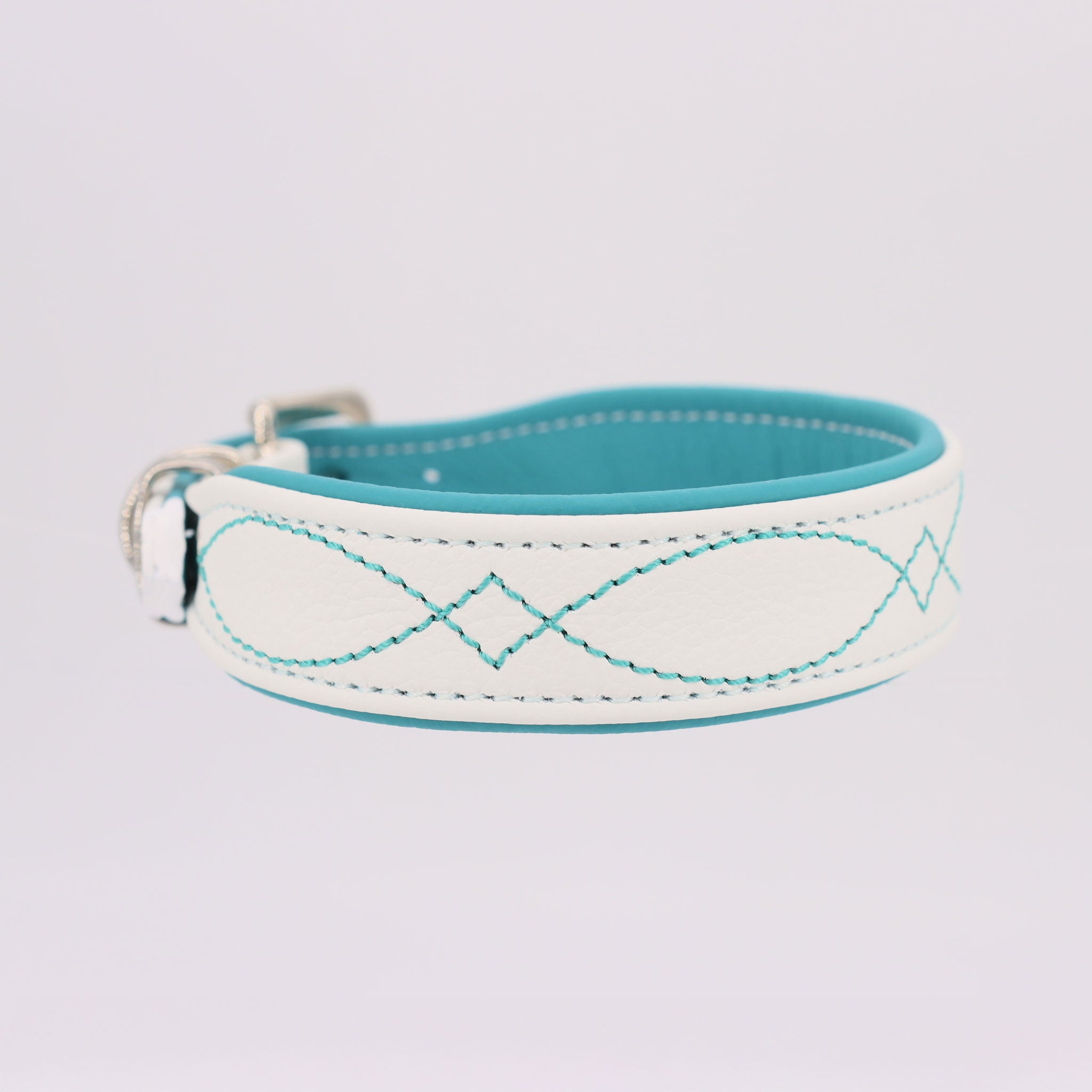 seitenansicht weisses hundehalsband mit gunslinger design