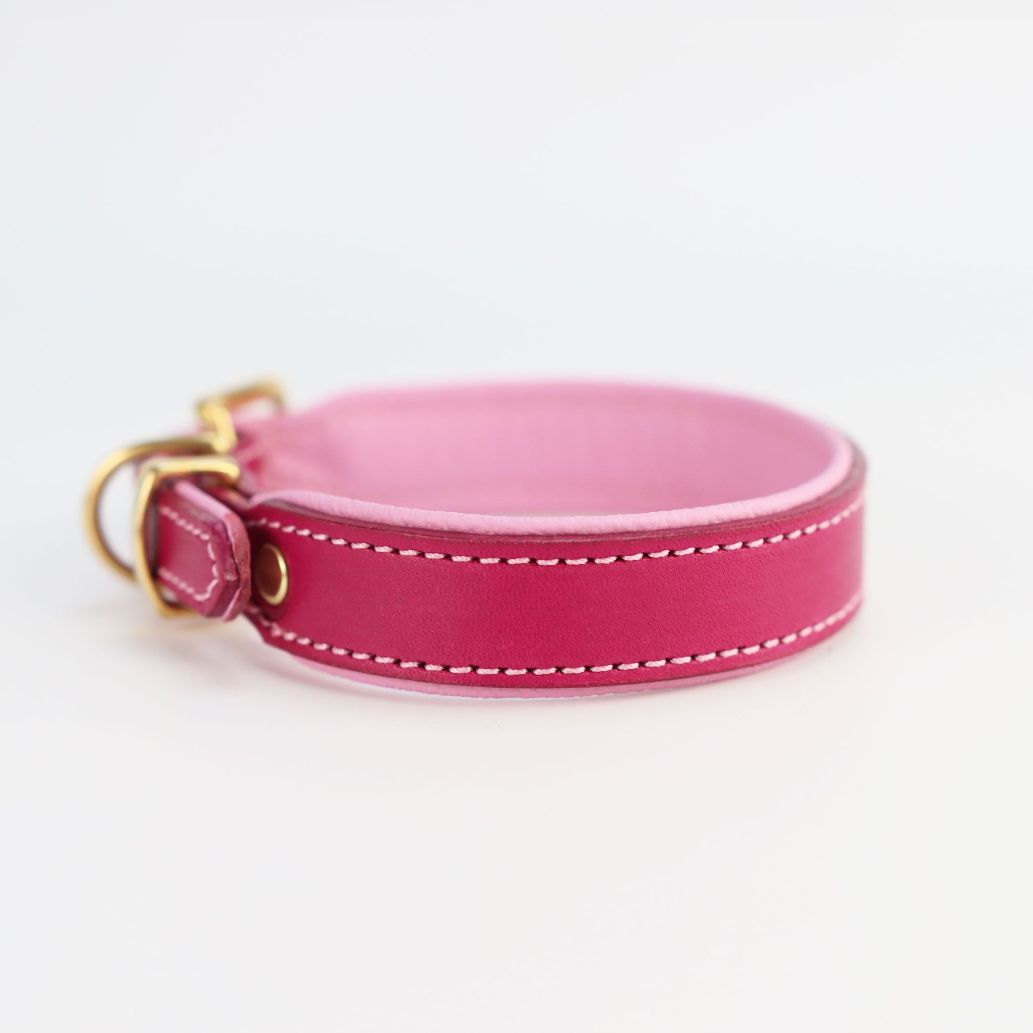 Nahaufnahme der perfekten Nähte und Verarbeitung des Magenta Lederhalsbands.