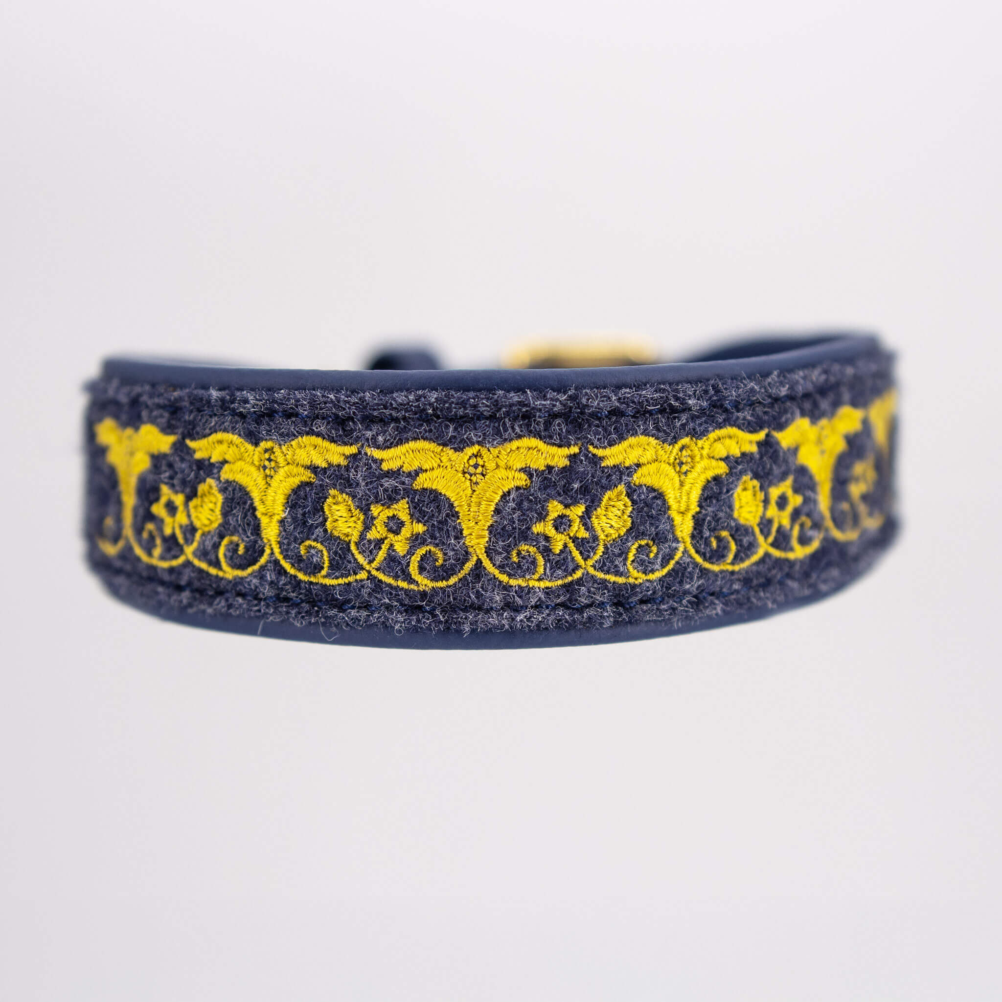 Fokus auf das edle Design und die Materialstruktur von Filz und Goldgarn