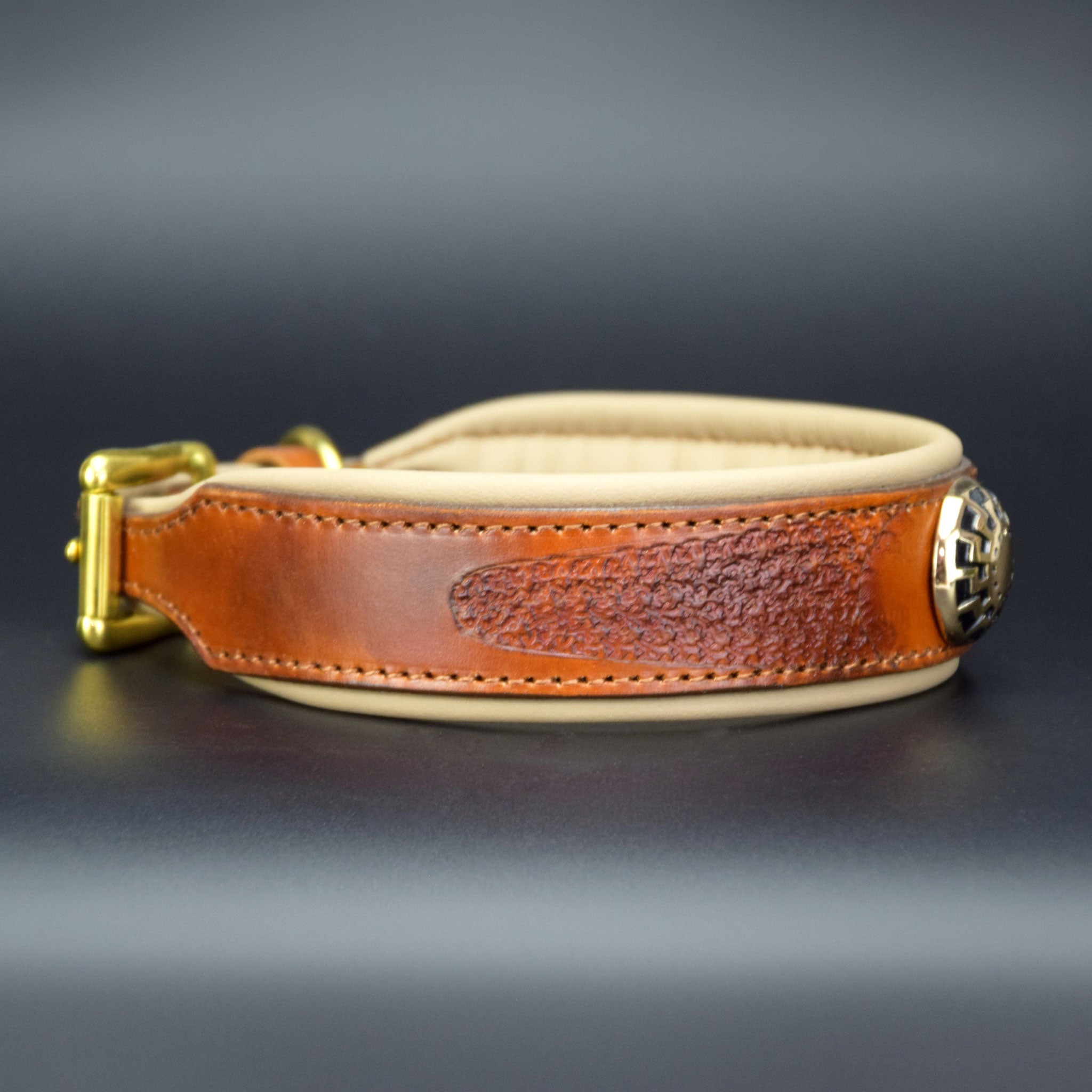 Detailansicht des punzierten cognacfarbenen Leders und der Polsterung