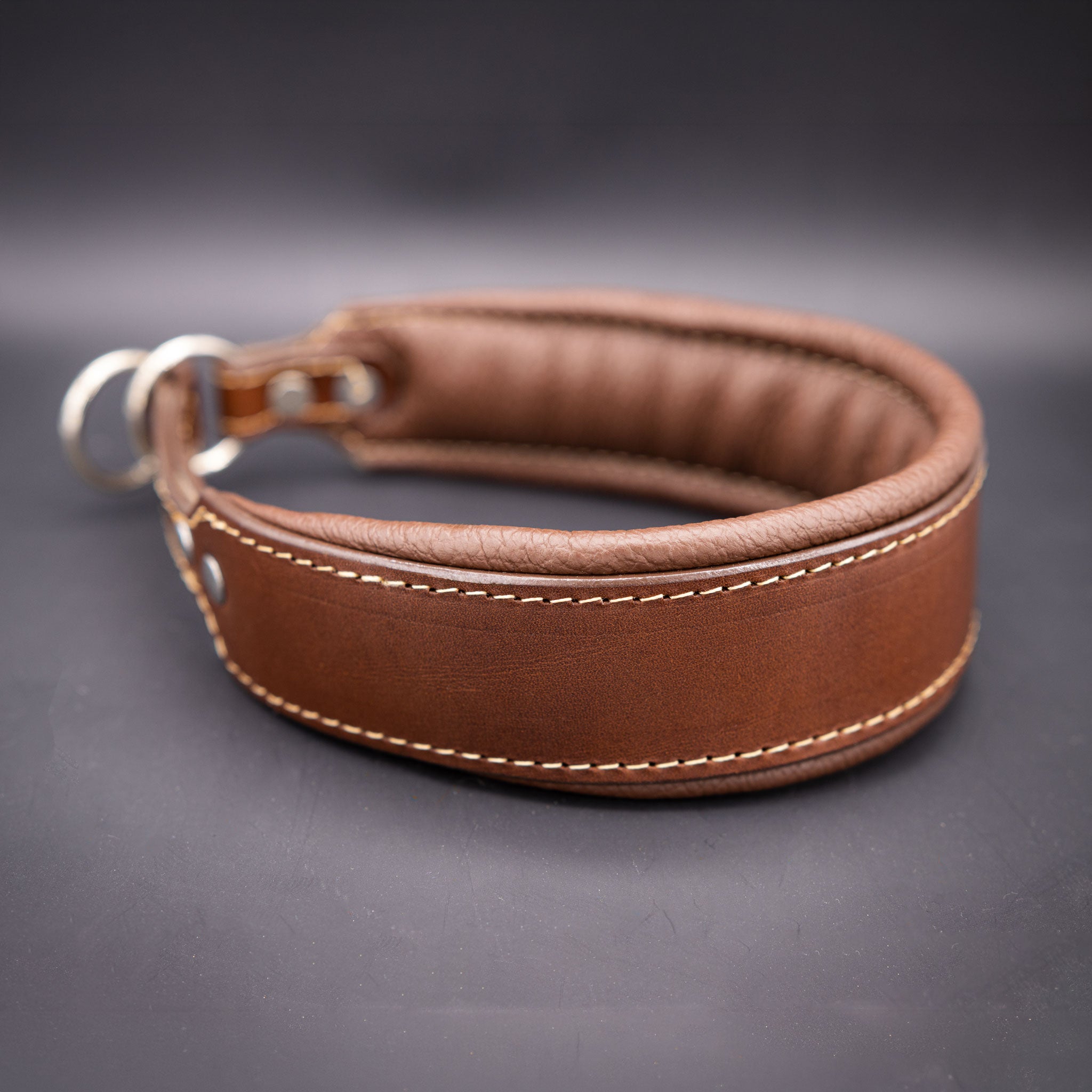 Perspektivische Ansicht eines handgefertigten braunen Hundehalsbands aus Echtleder