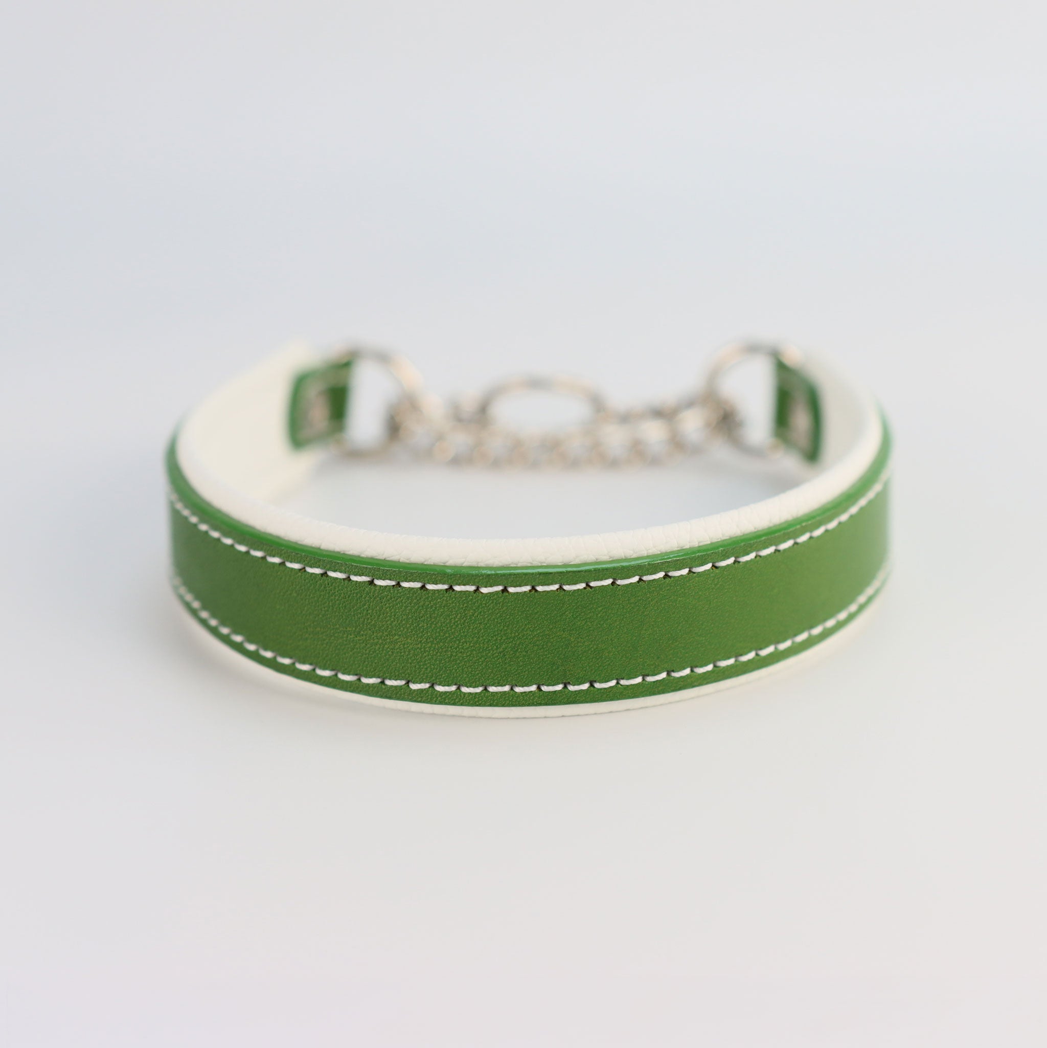 Handgefertigtes Hundehalsband aus Leder in Grasgrün und Weiß