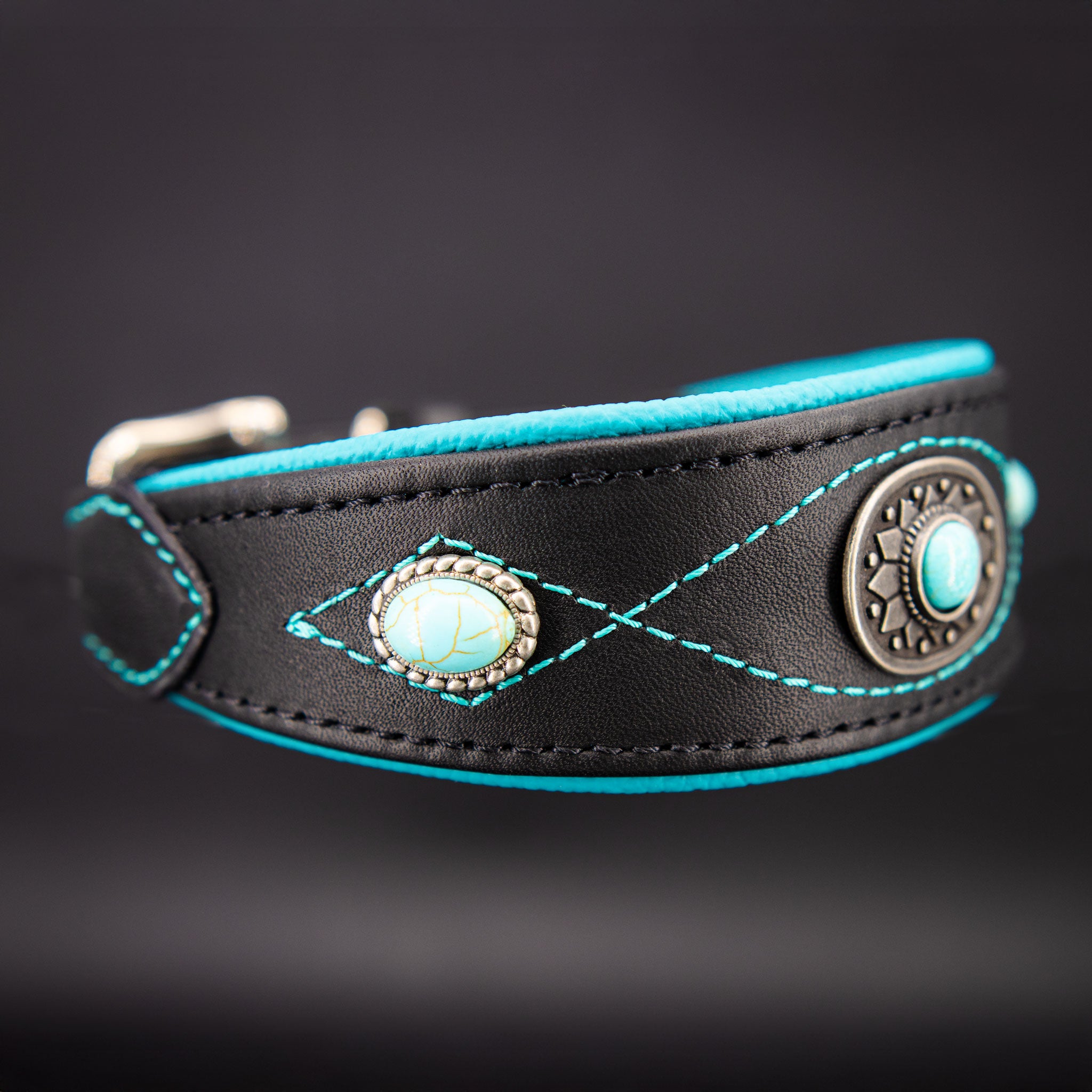 Seitenansicht des Windhundhalsbands Howlith Band mit türkiser Ziernaht