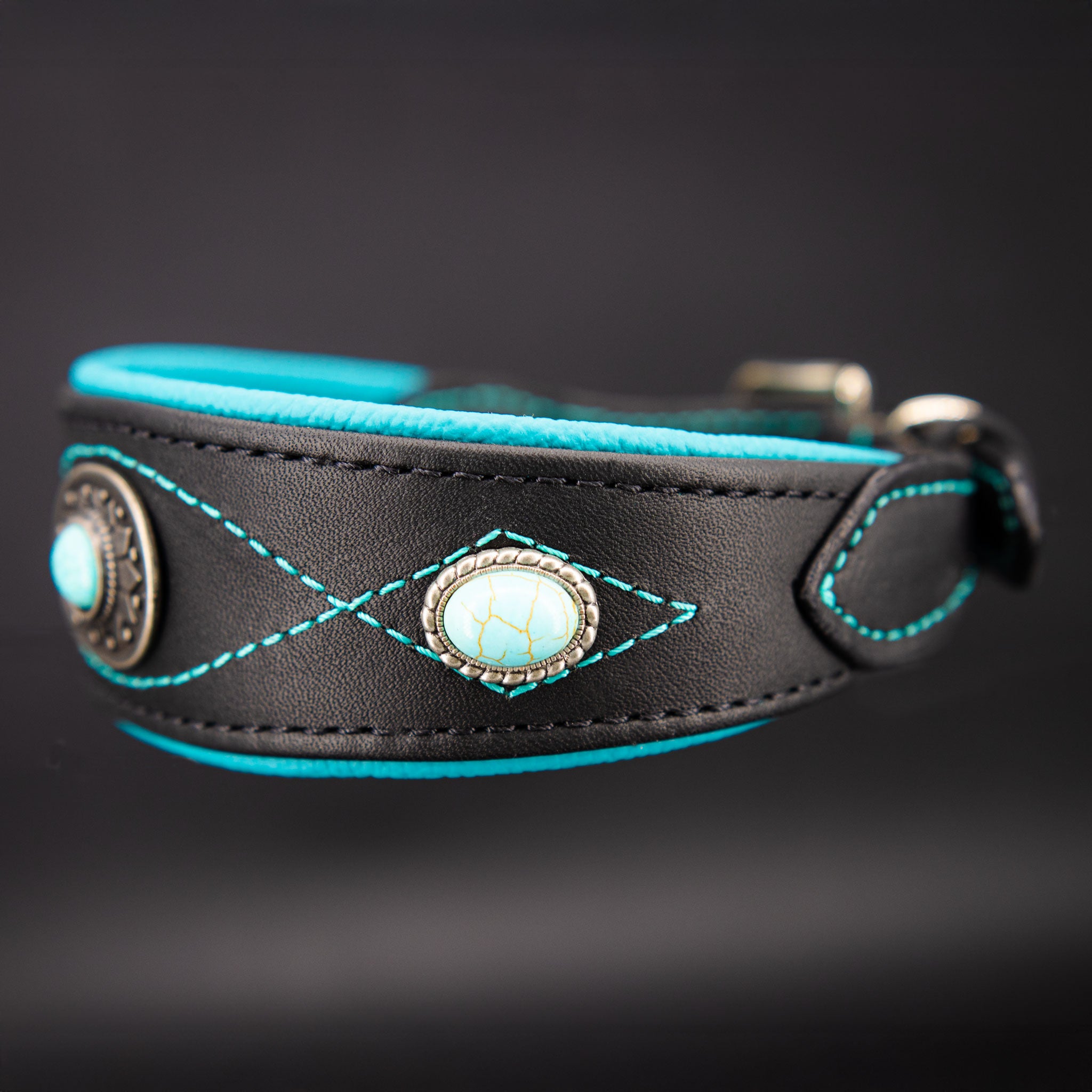 Seitenansicht des Windhundhalsbands Howlith Band mit türkiser Ziernaht