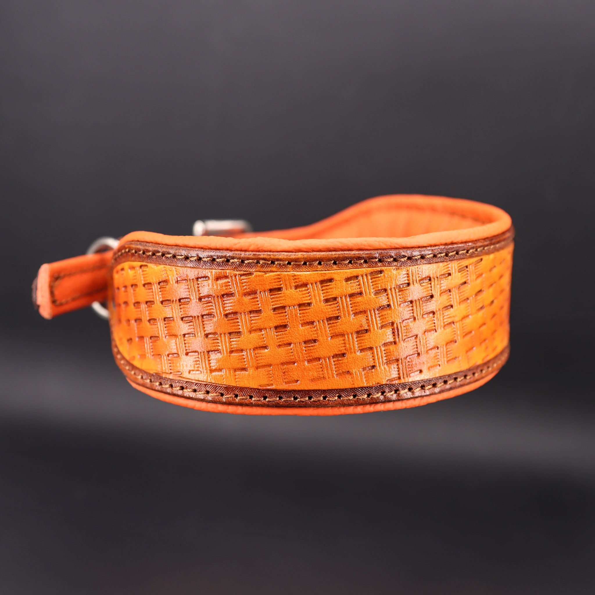 Seitenansicht des handgefärbten Lederhalsbands mit hochwertiger Punzierung