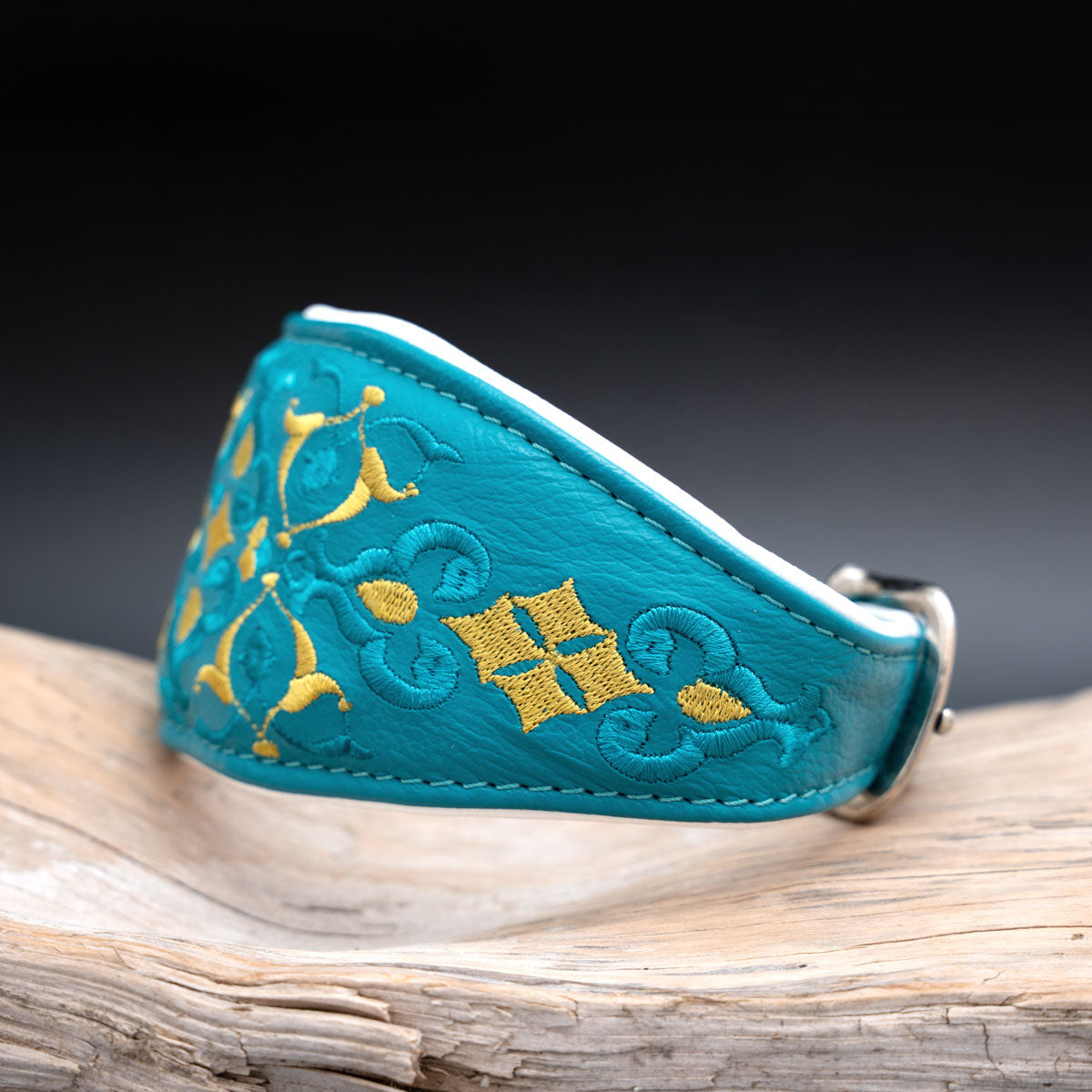 Seitenansicht des bestickten Windhundhalsbands Oriental aus türkisfarbenem Leder von handmade4dogs.