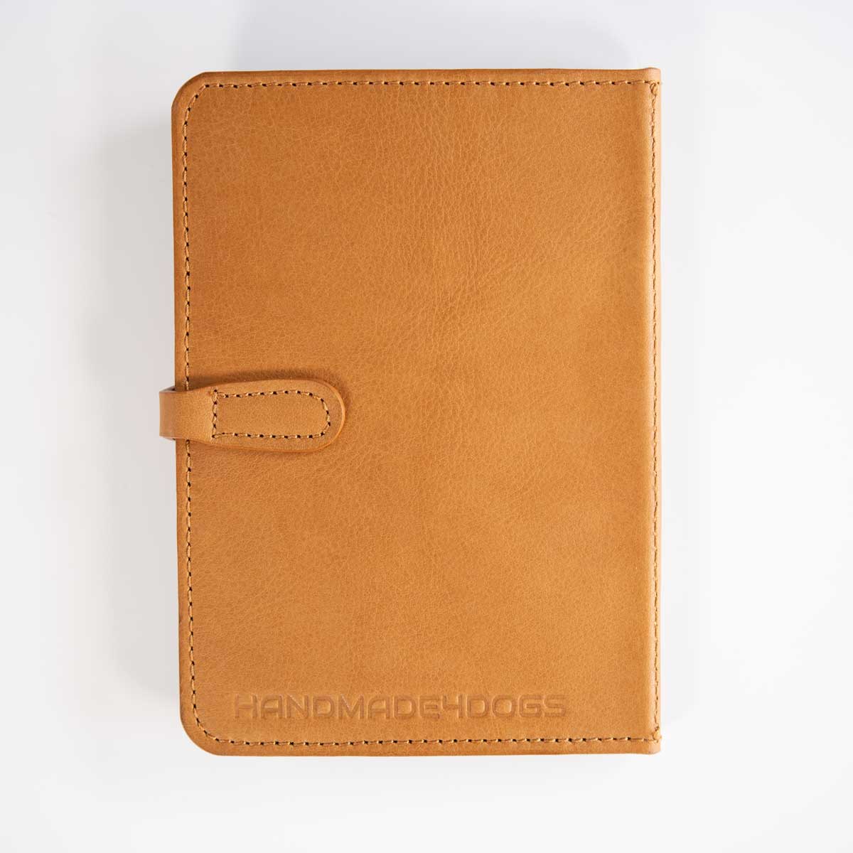 Rückseite der Heimtierausweishülle aus schwerem, cognacfarbenem italienischem Taschenleder mit feiner handgemachter Logoprägung.
