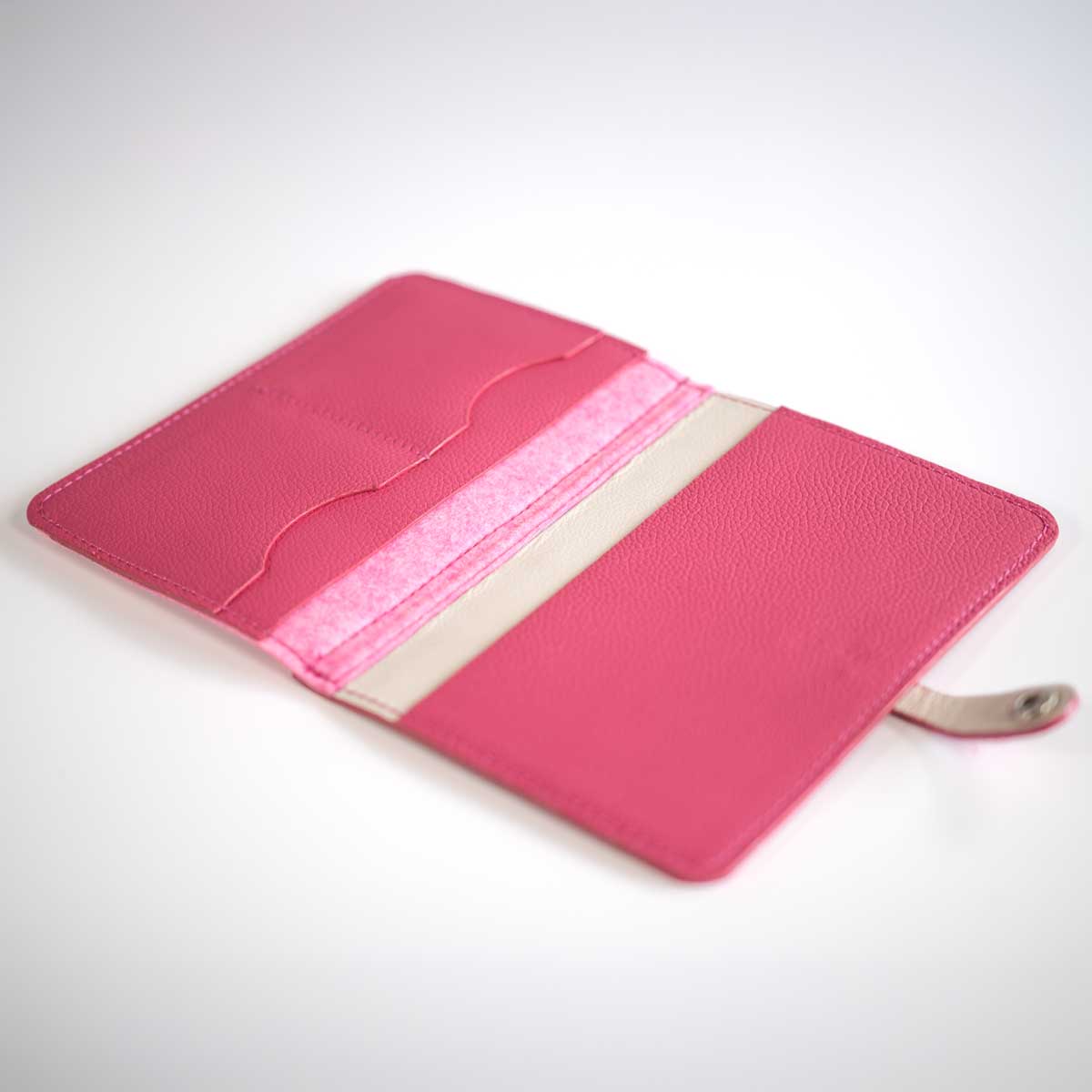 Innenansicht der leeren Leder-Filz-Impfpasshülle in Pink mit edlem Off-White Kalbslederfutter und Einschubfächern.