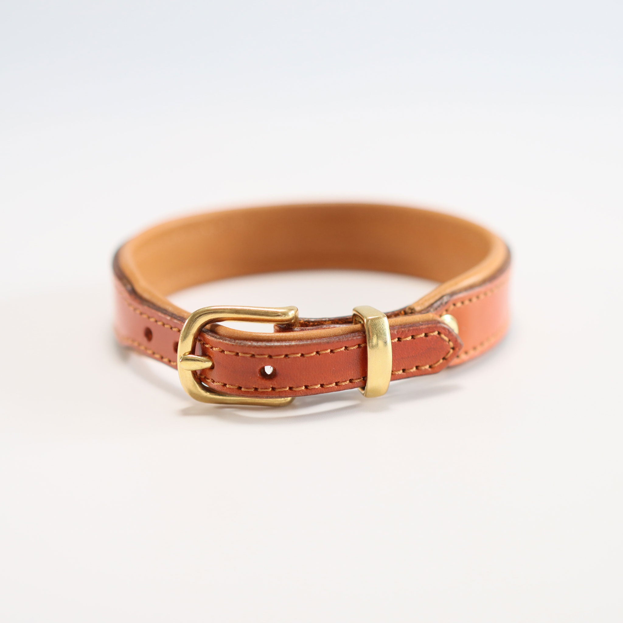 Verschluss-Detail des handgefertigten Hundehalsbands aus Leder
