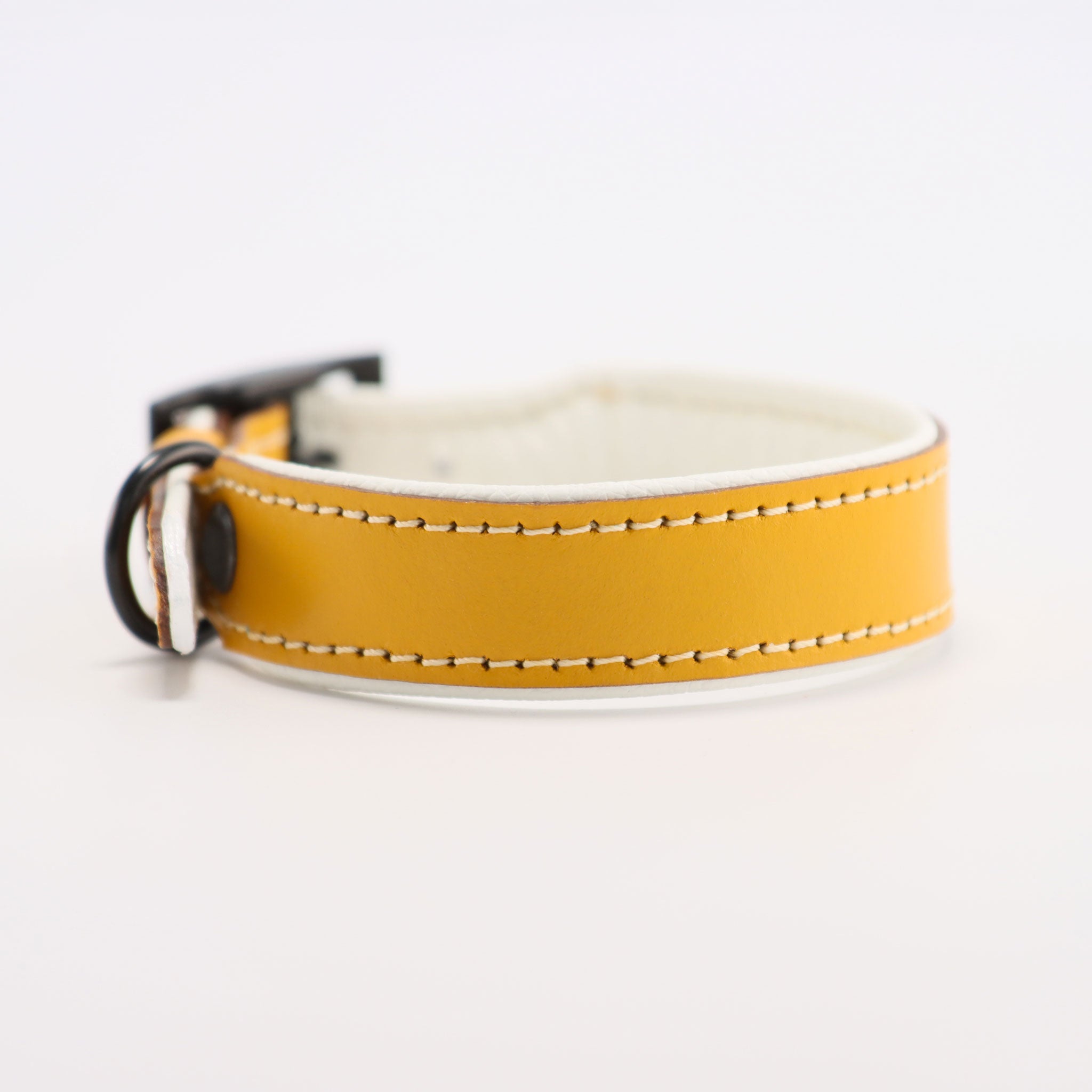 Nahtdetail des handgefertigten Hundehalsbands in Gelb-Maize