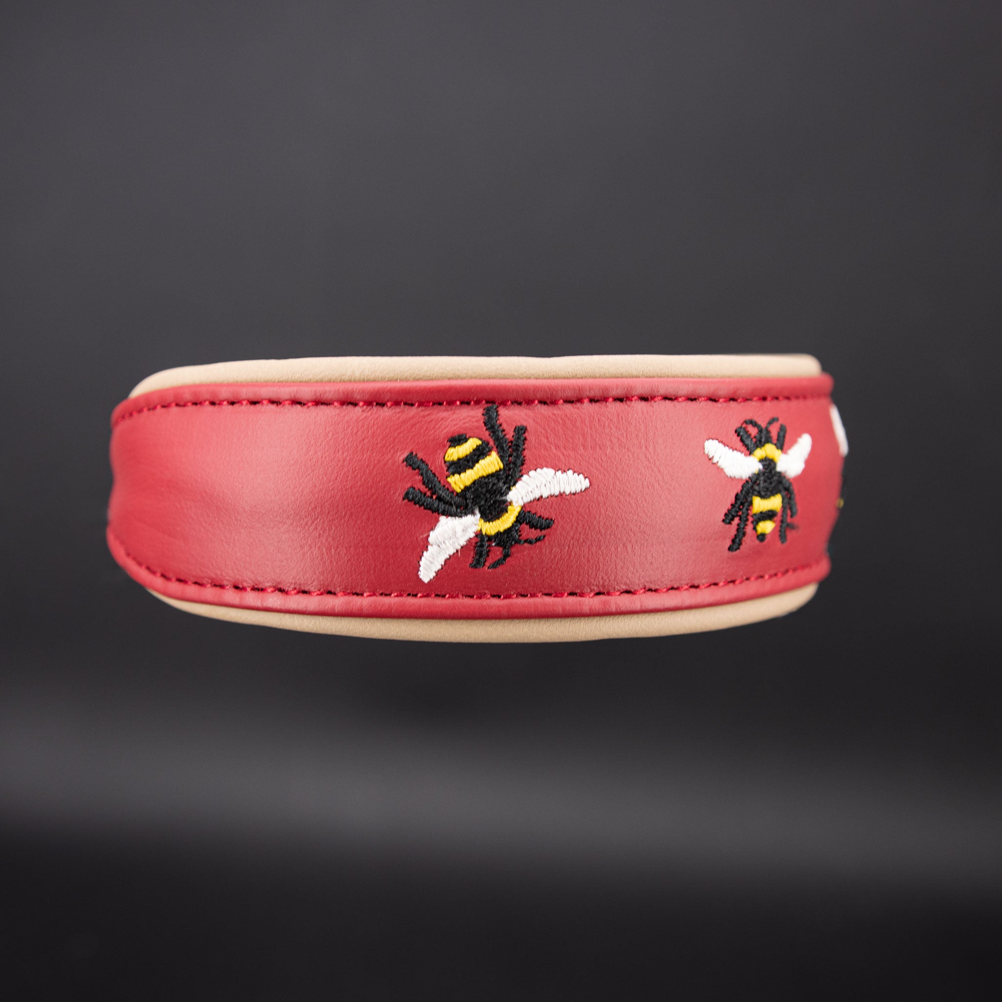 rot-beiges hundehalsband mit gestickten bienen seitenansicht