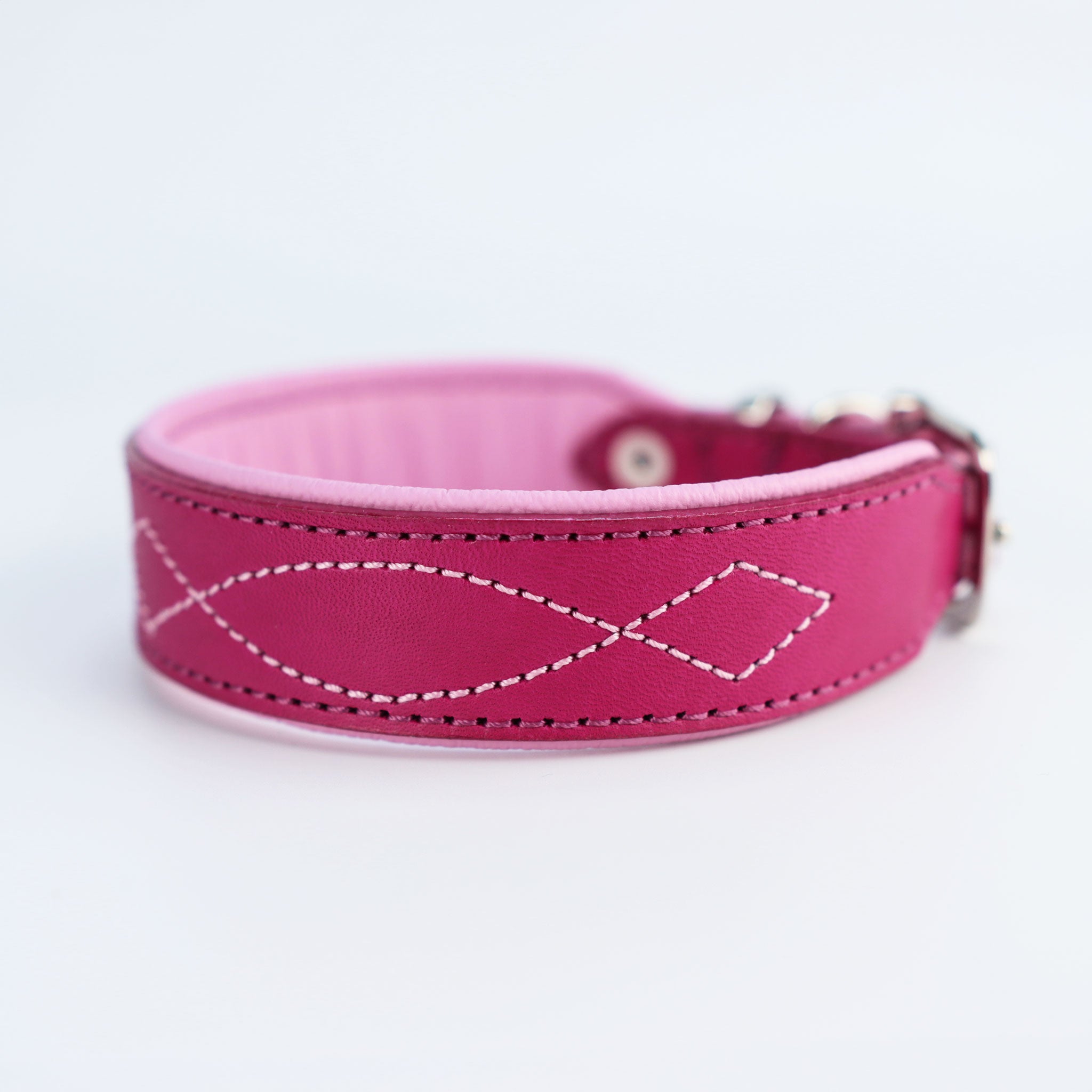 Detailansicht der Gunslinger Bestickung auf magenta Riemenleder