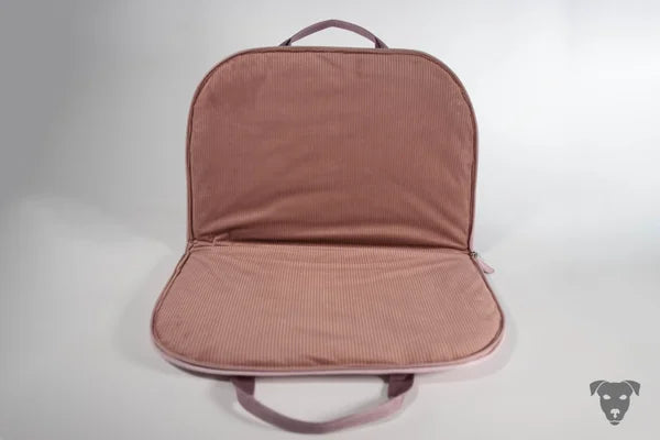 hunde-reisebett-in-puder,die-liegefläche-ist-ein-cord-in-altrosa, das-hunde-reisebett-ist-handgefertigt-von-handmade-4-dogs, auf-dem-hunde-reisebett-welches-handgefertigt-ist-liegt-ein-parson-russell-terrier.sie-heißt-bourbon-vanille-of-green-spirits
