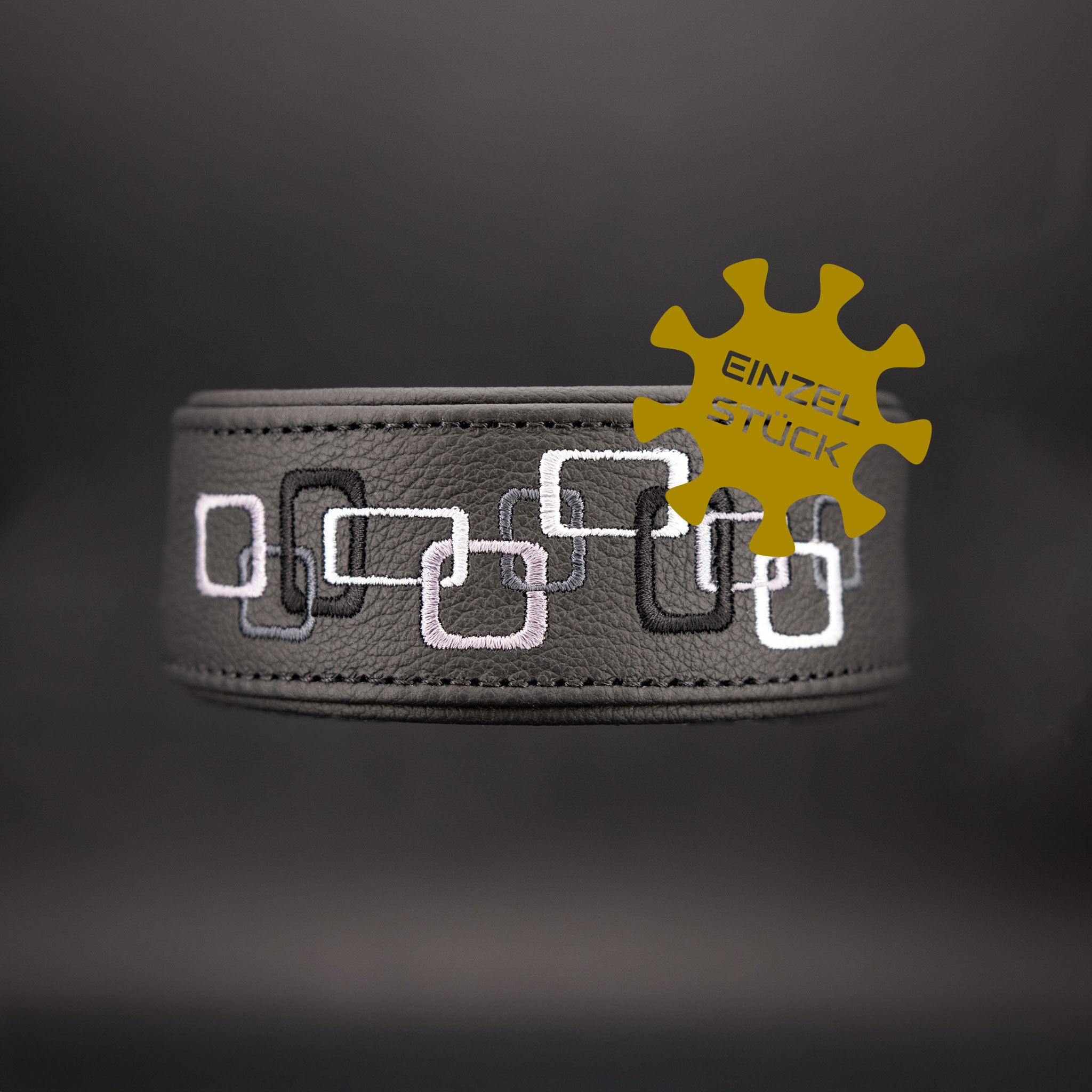 Frontalansicht des 5cm breiten Hundehalsbands Modell Würfelstick aus Leder