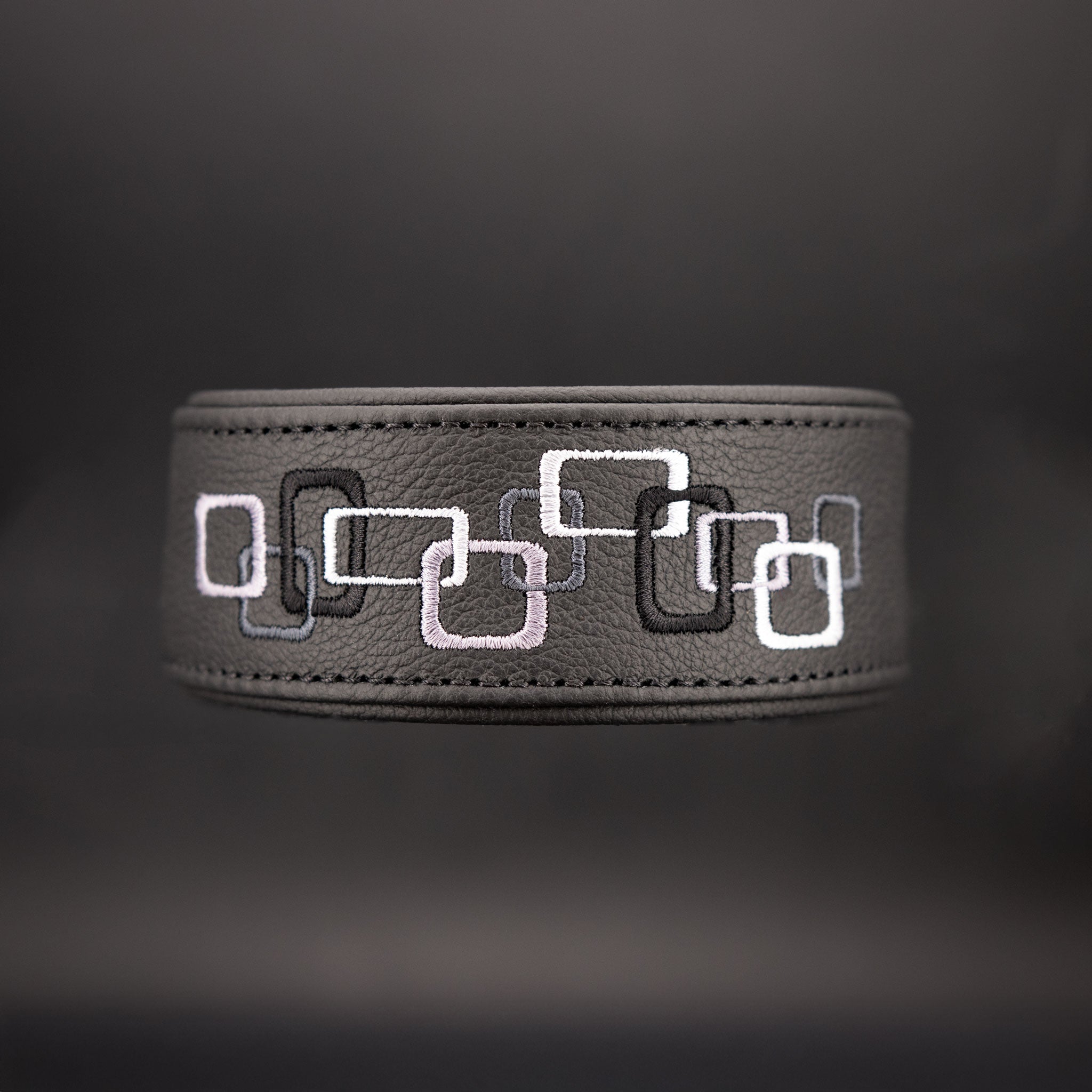 Frontalansicht des 5cm breiten Hundehalsbands Modell Würfelstick aus Leder