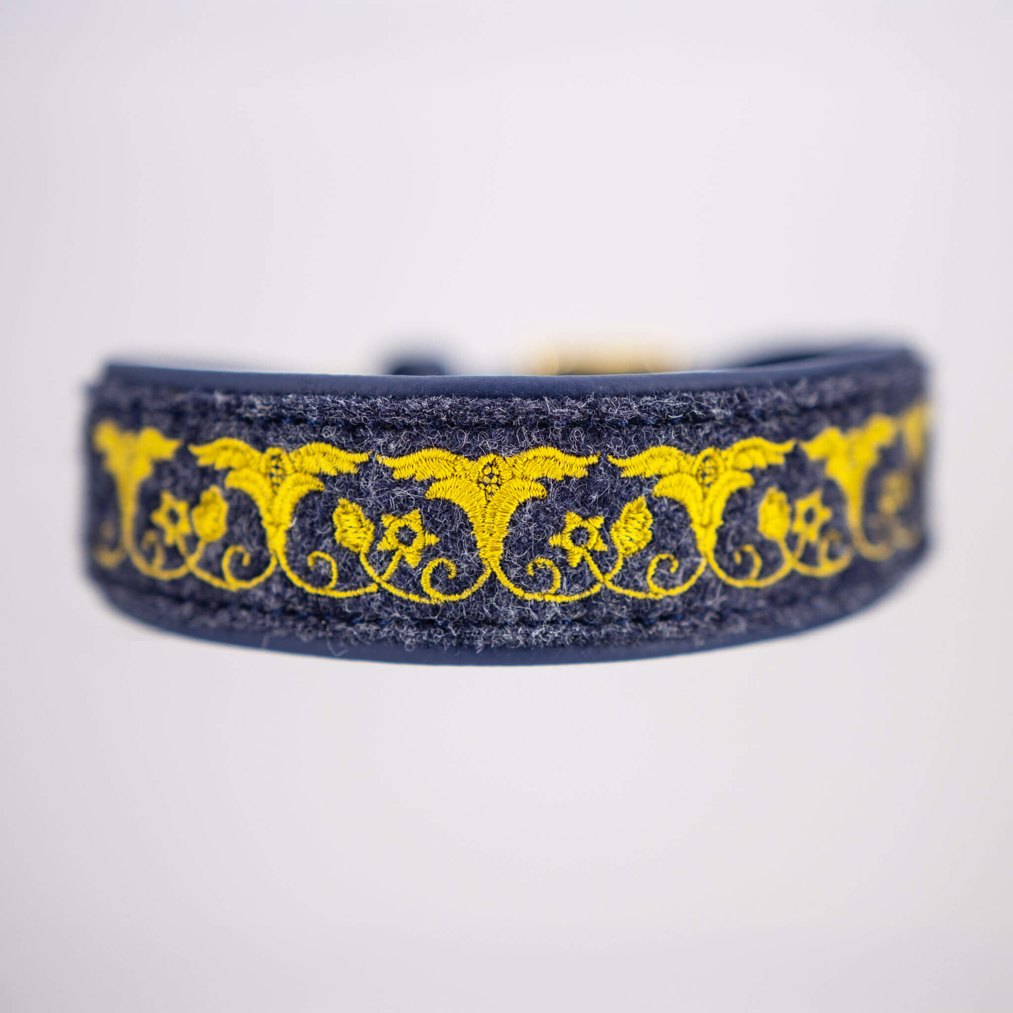 Nahaufnahme der hochwertigen Bestickung des "Sari-Stick" Hundehalsbandes