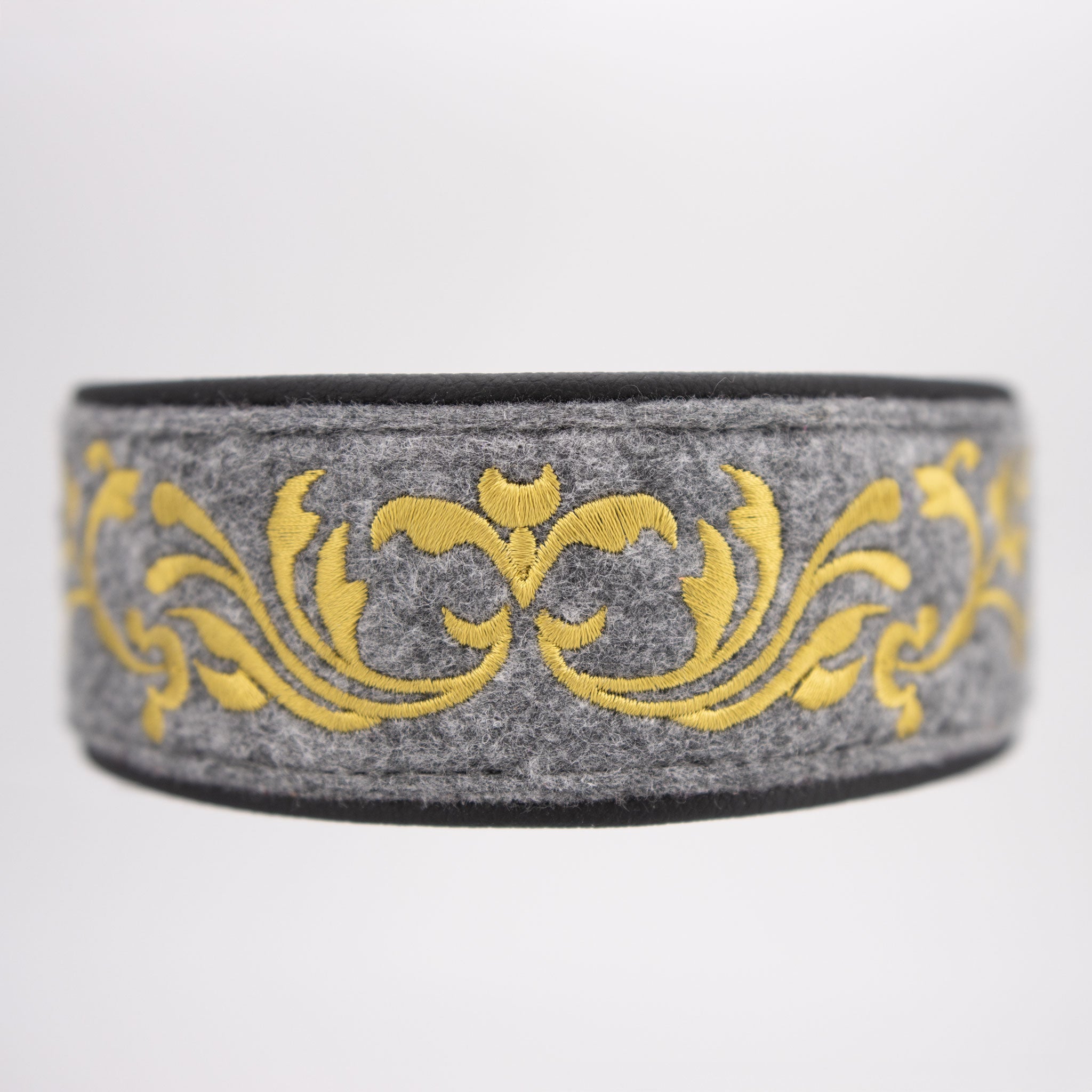 Breites Hundehalsband aus grauem Filz mit goldenem Stickmotiv