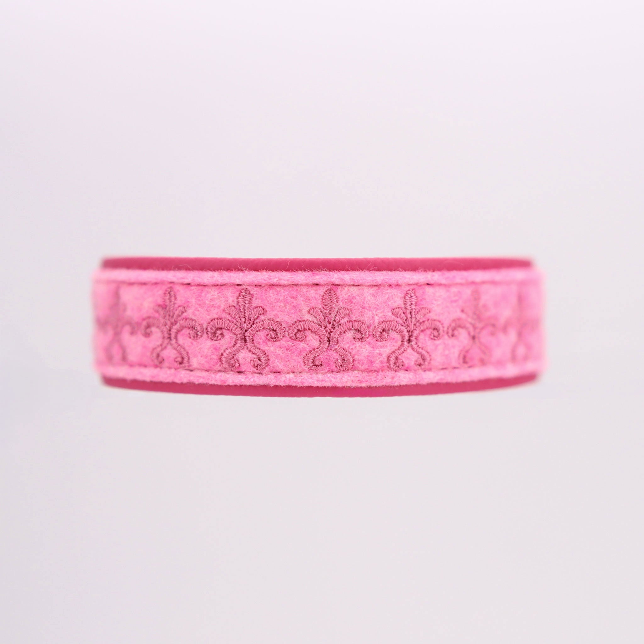 Vorderansicht des rosa Hundehalsbands aus Filz mit Fleur de Lys Bestickung