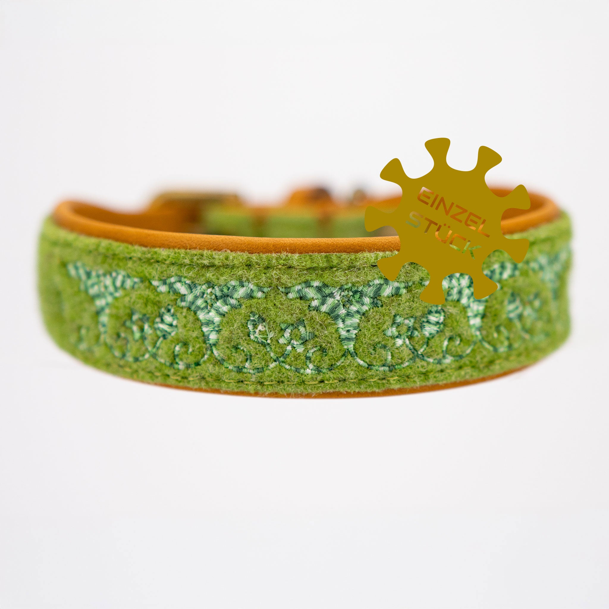 Besticktes Hundehalsband aus lindgrünem Wollfilz mit bunten Folklore-Blüten einzelstueck