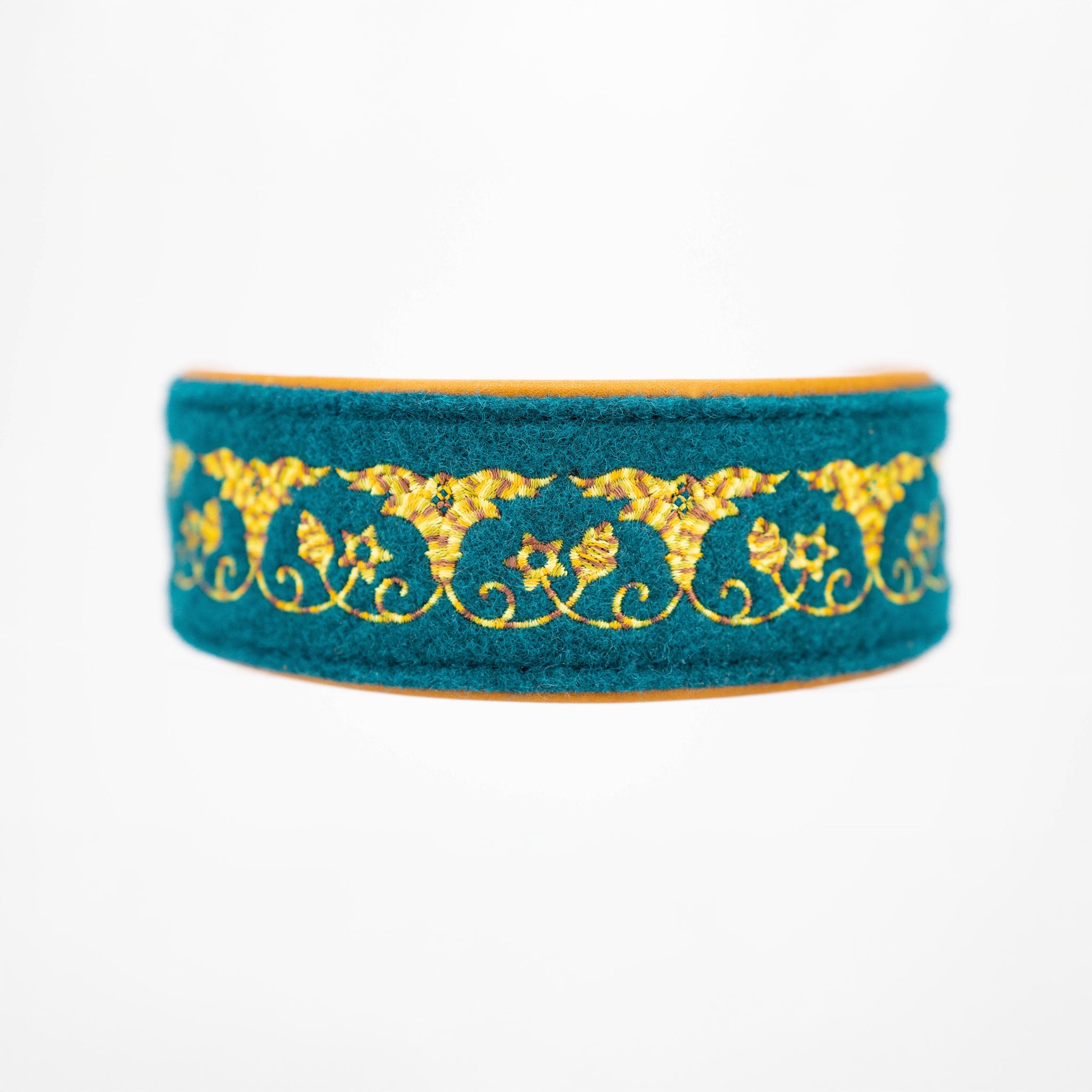 Besticktes Hundehalsband Sari-Stick aus petrolfarbenem Wollfilz mit bunten Blumen