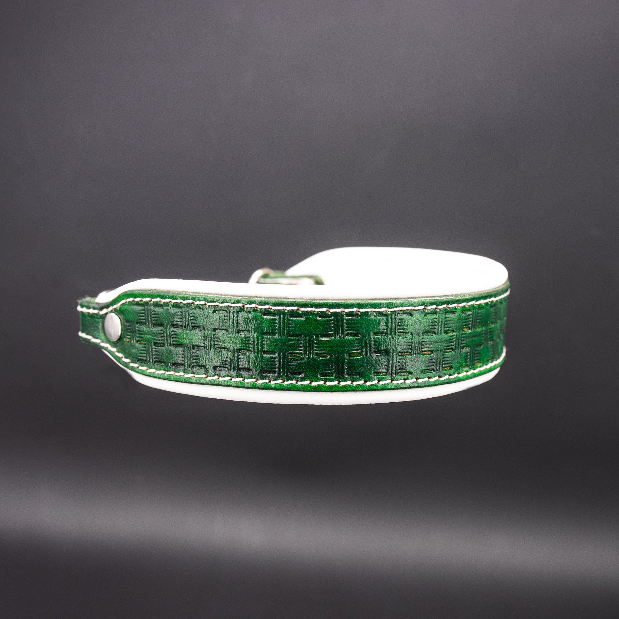 Seitenansicht des gebugten Lederhalsbands mit weißem Rindsnappa-Futter