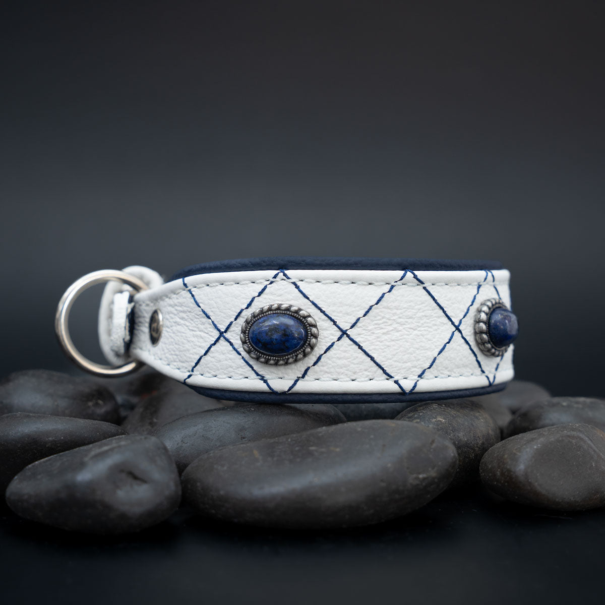 Seitliche Ansicht des Lapislazuli-Hundehalsbandes mit silberfarbenem D-Ring