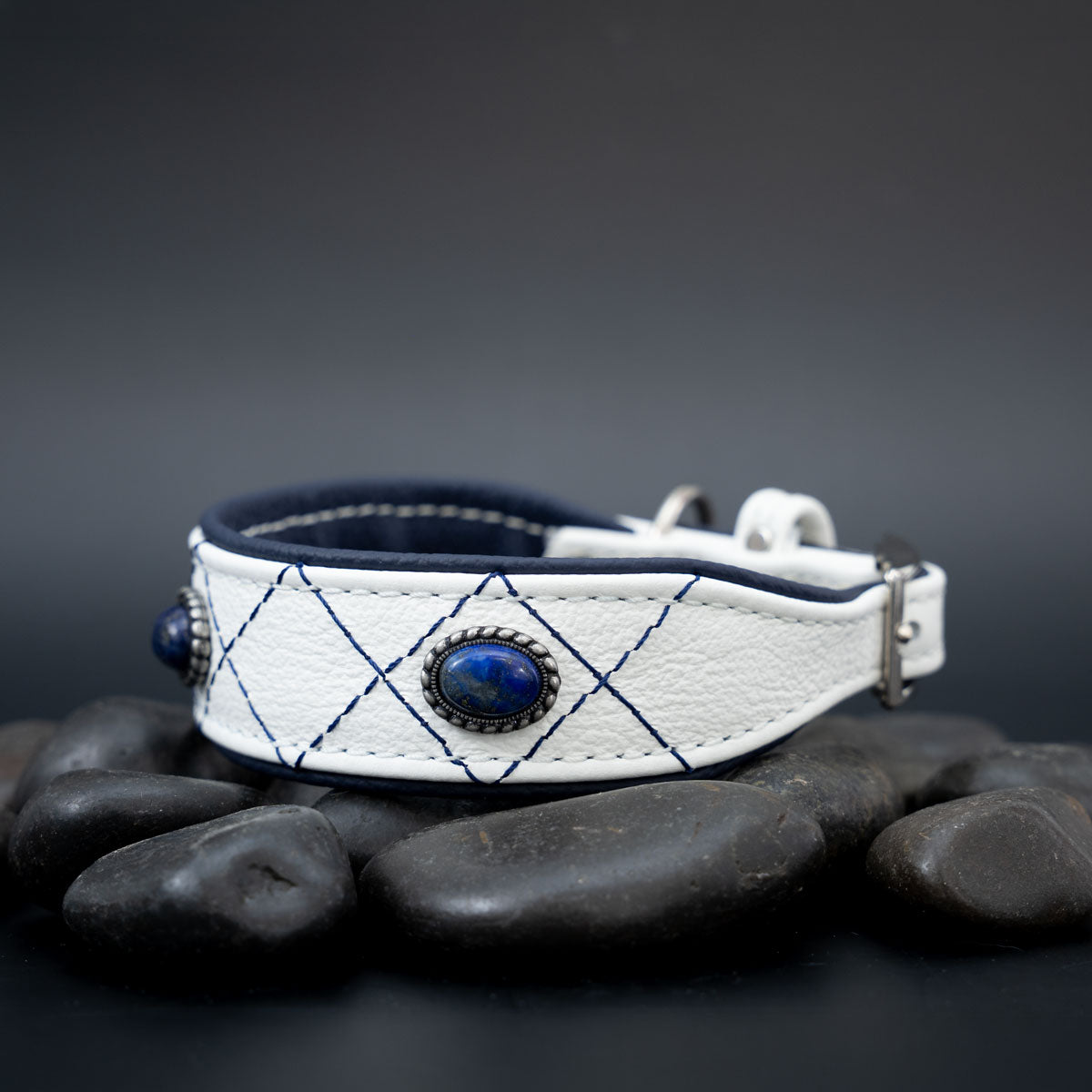 Seitenansicht des weißen Nappaleder-Hundehalsbandes mit blauem Lapislazuli und Rhombensteppung