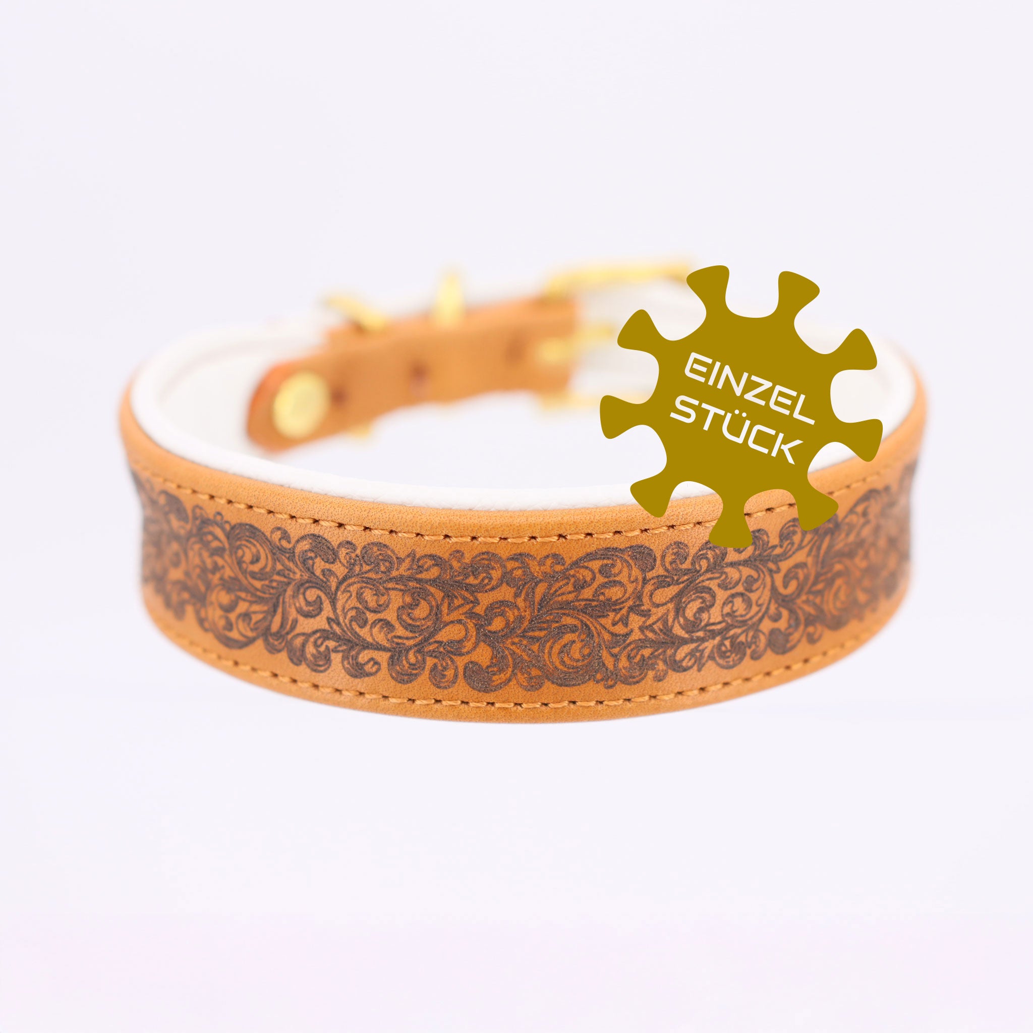 Ansicht des Lederhalsbands mit weißer Unterlegung und Messing-Details einzelstück