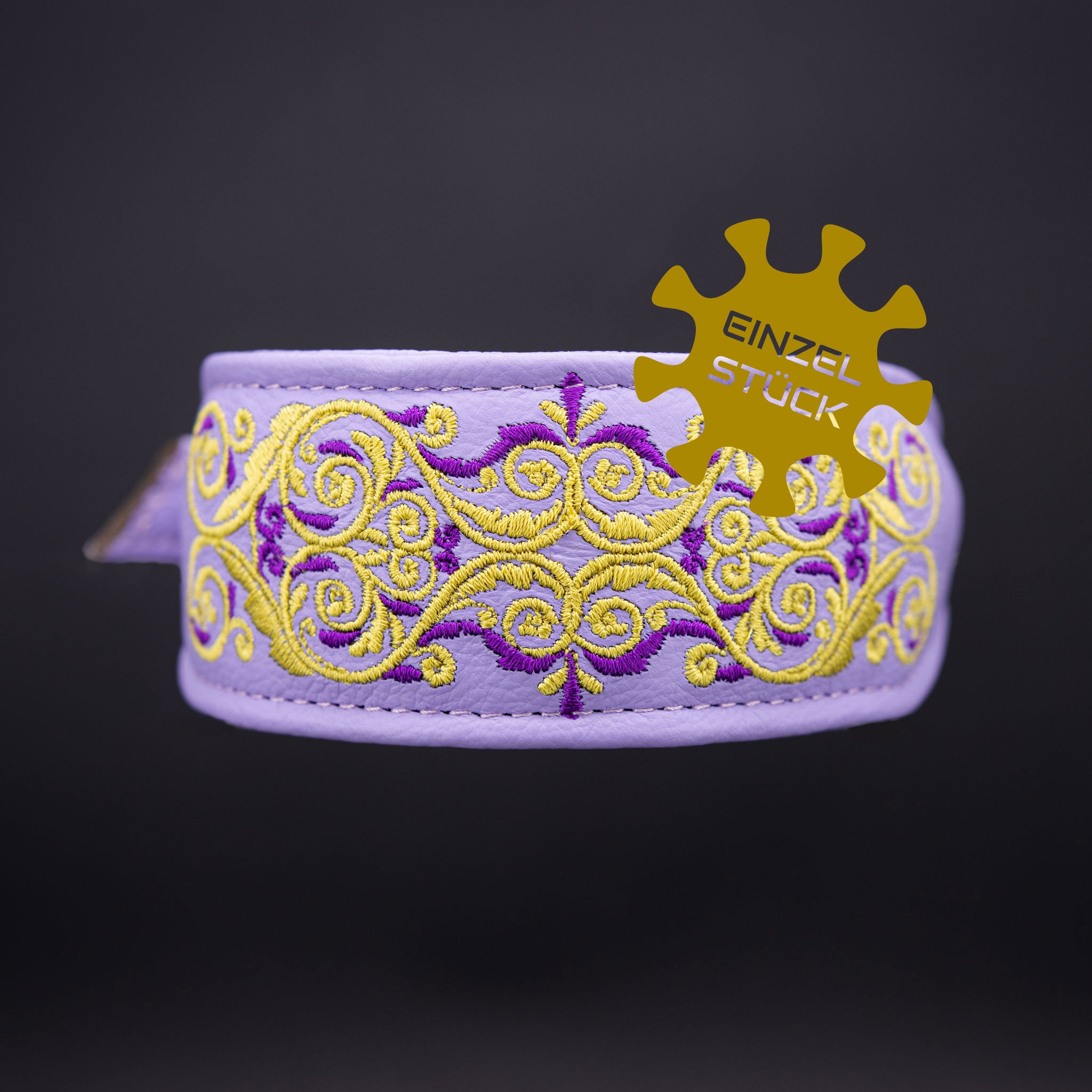 Besticktes Hundehalsband aus fliederfarbenem Leder mit goldenem Zaren-Ornament in der Frontansicht Einzelstueck
