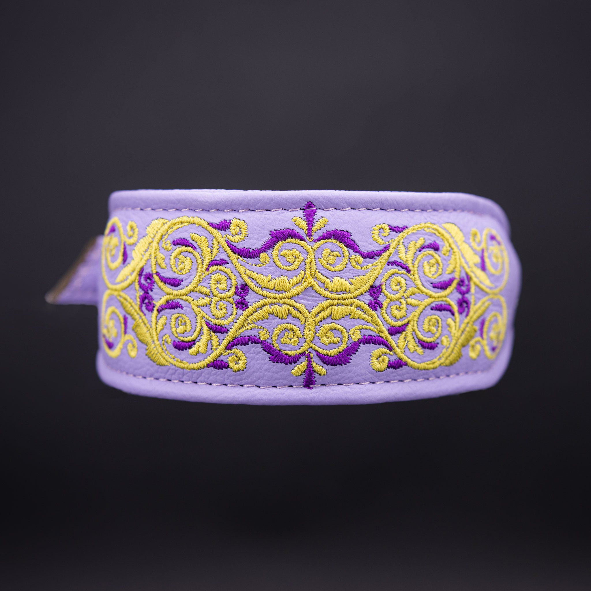 Besticktes Hundehalsband aus fliederfarbenem Leder mit goldenem Zaren-Ornament in der Frontansicht