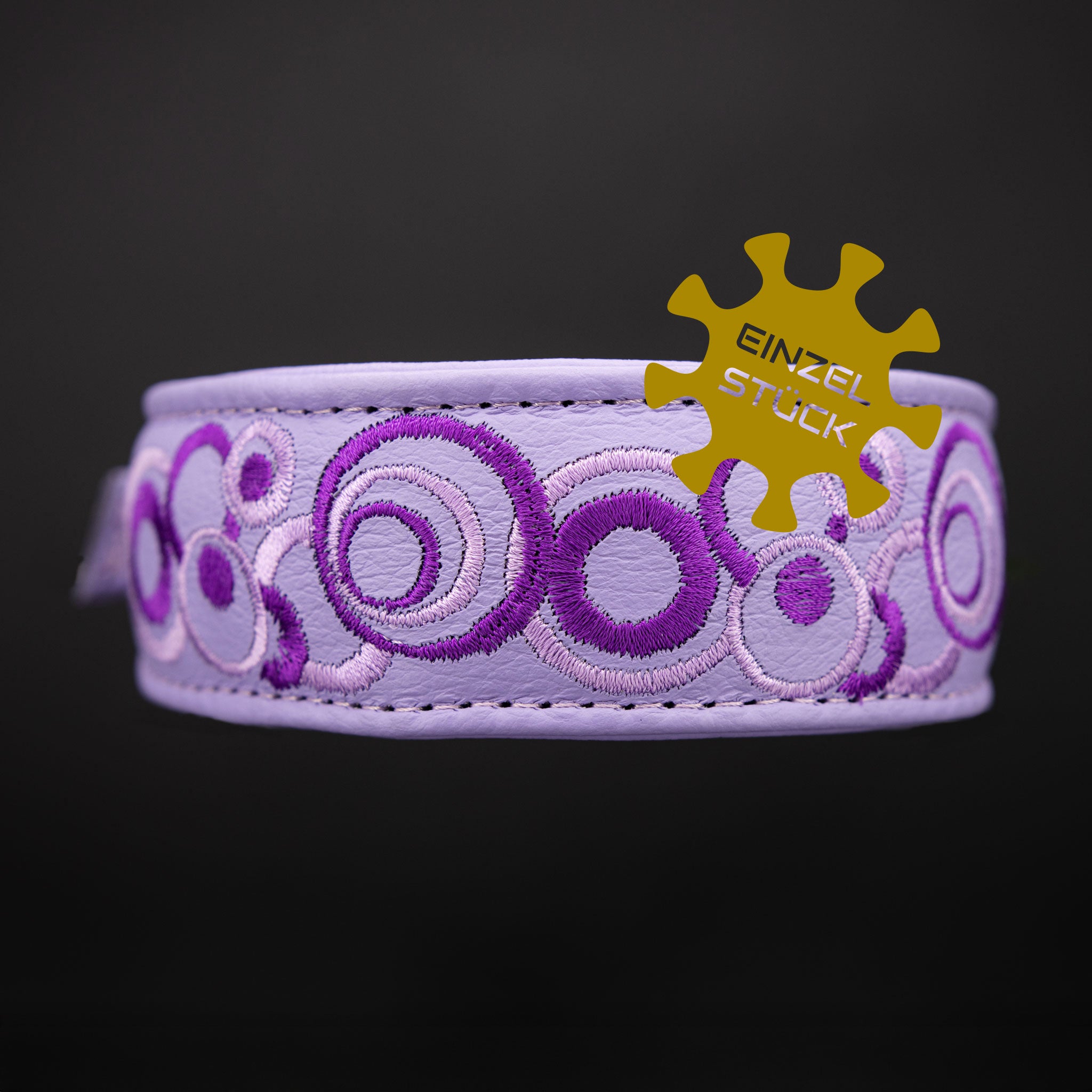Besticktes Hundehalsband aus fliederfarbenem Leder mit violettem Kreis-Ornament-Design in der Vorderansicht einzelstueck