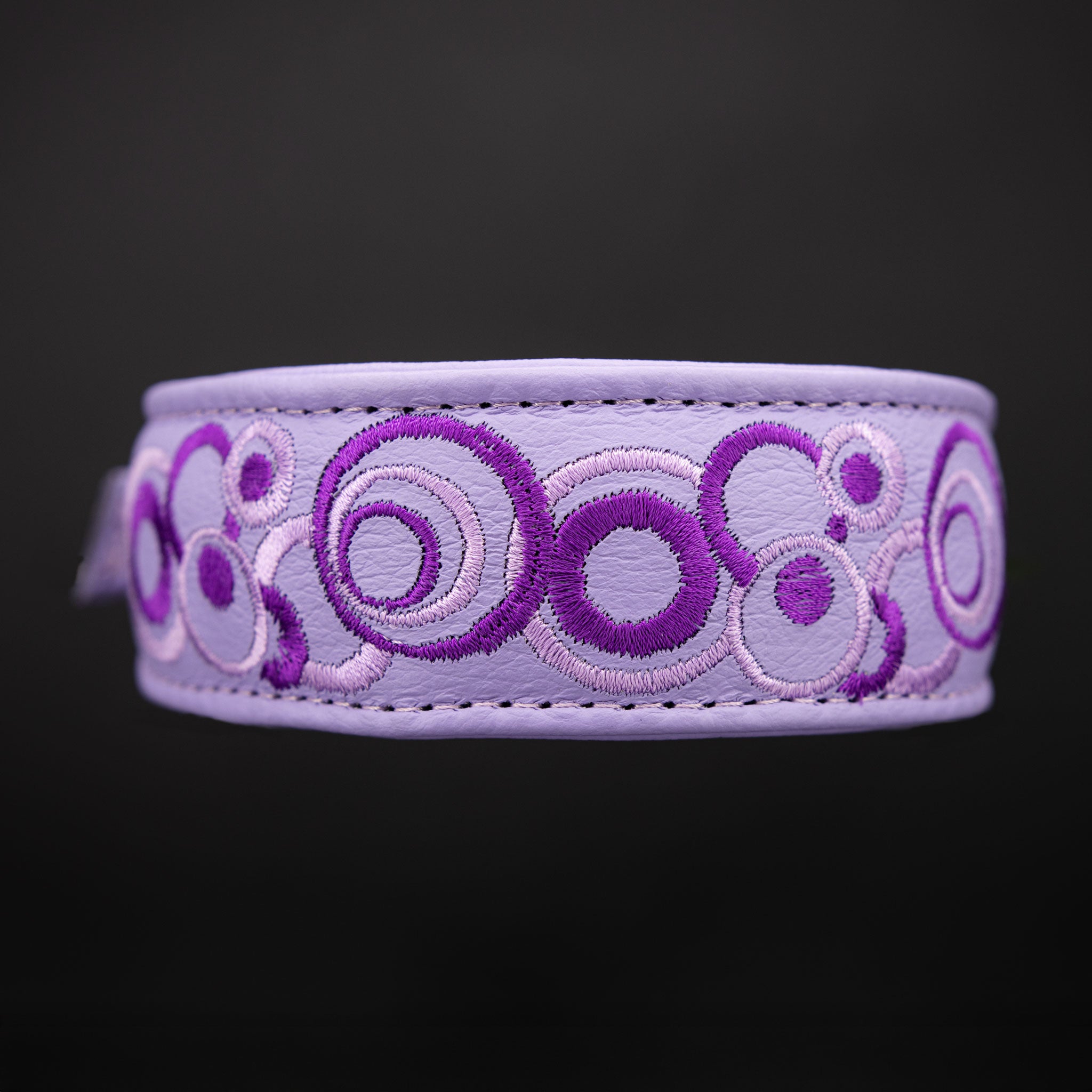 Besticktes Hundehalsband aus fliederfarbenem Leder mit violettem Kreis-Ornament-Design in der Vorderansicht