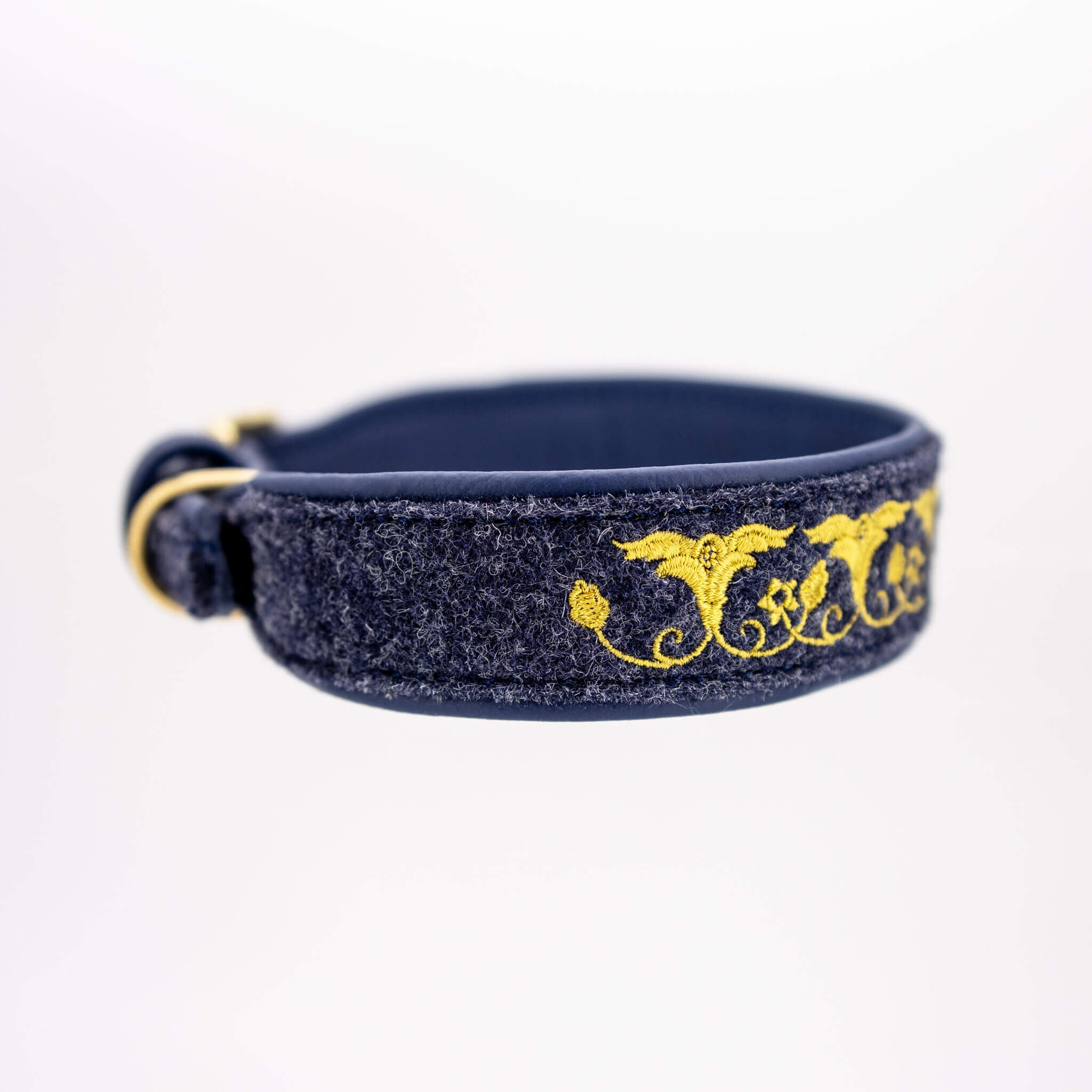 Seitenansicht des Halsbands mit Fokus auf das royalblaue italienische Lederfutter