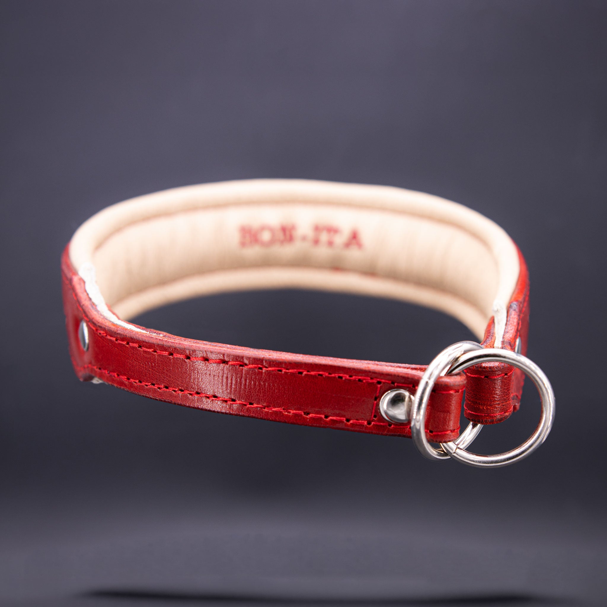 Innenansicht des Halsbands mit weicher Nappa-Polsterung und Branding.